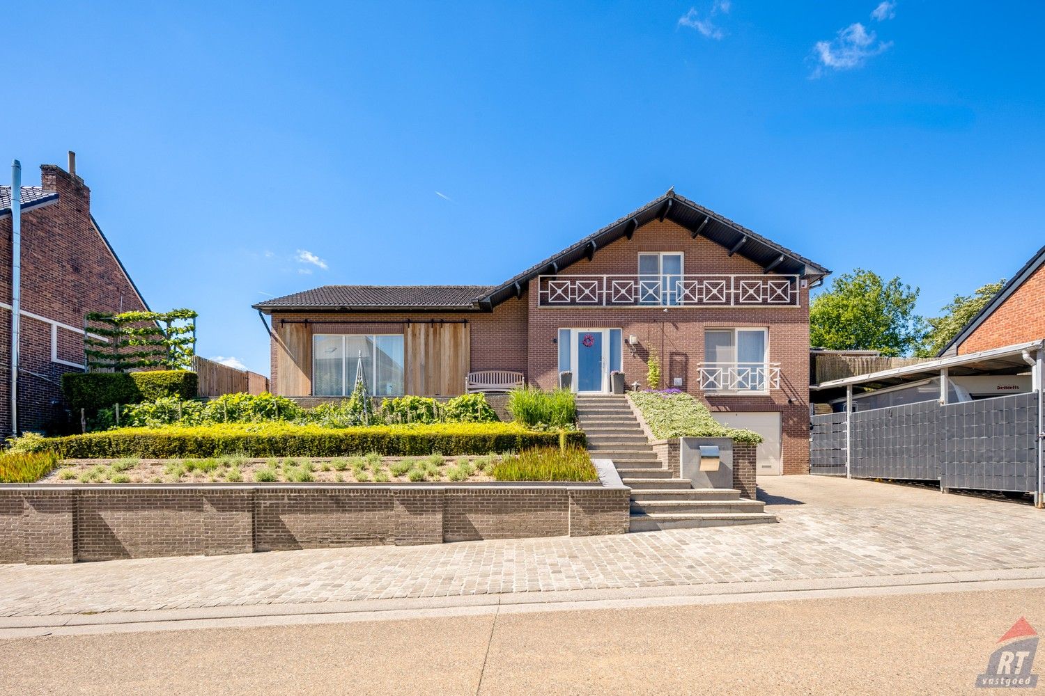 Instapklare open bebouwing met tuin op het zuidwesten en 4 slaapkamers foto {{pictureIndex}}