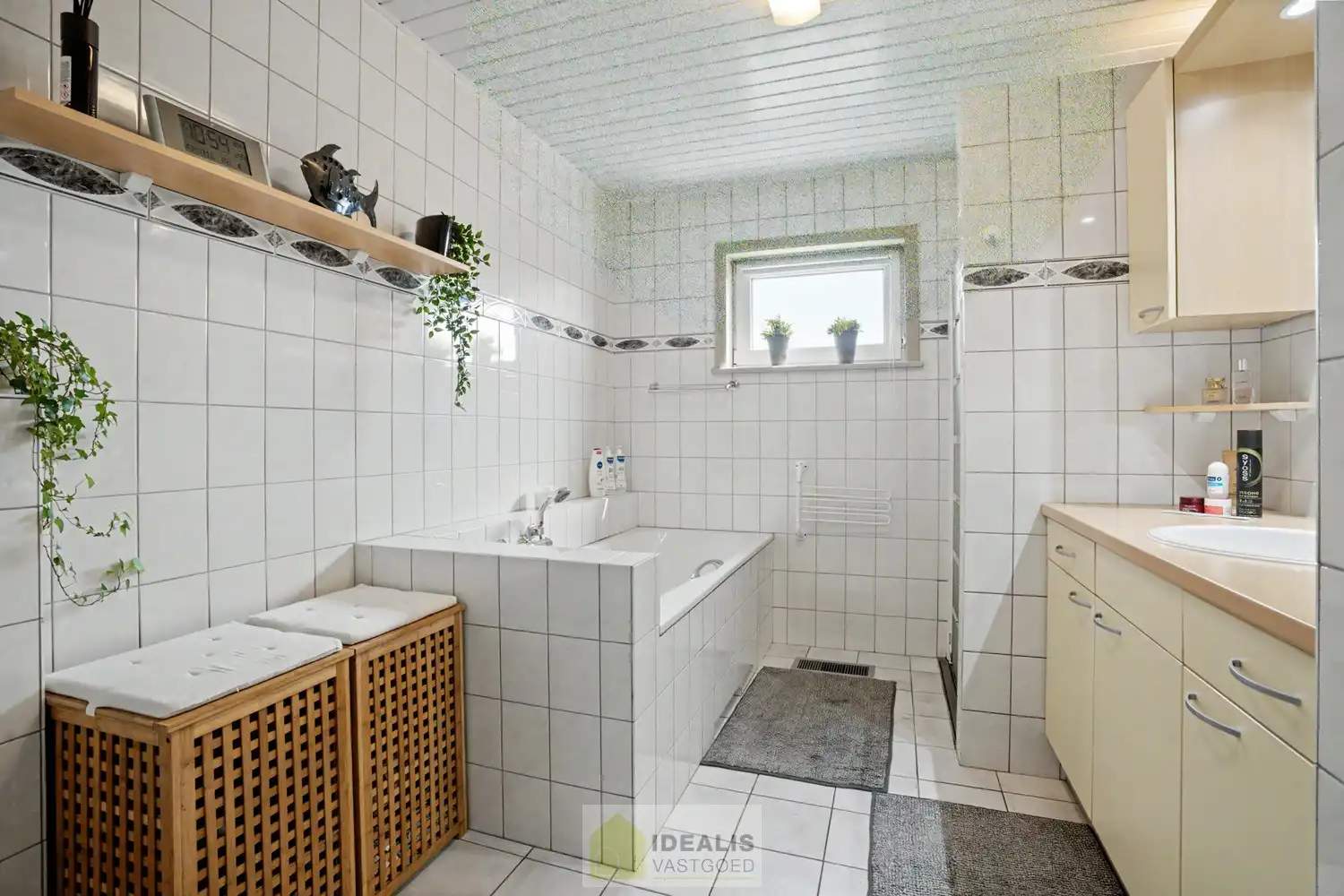 IDEALIS VASTGOED – ROYALE, INSTAPKLARE EN ZEER GOED ONDERHOUDEN GEZINSWONING OP EEN RUSTIG PERCEEL VAN 8A 44CA MET 4 KNAPPE SLAAPKAMERS, RUIME GOED UITGERUSTE BADKAMER, RECENT GERENOVEERDE KEUKEN, HEERLIJKE VERANDA EN VRIJSTAANDE CARPORT - De woning omvat maar liefst +- 225m² bewoonbare oppervlakte met een ruime lichtrijke woonkamer, uitgeruste recent gerenoveerde keuken, 4 slaapkamers, ruime badkamer voorzien van ligbad en inloopdouche, hobbykamer/werkplaats en vrijstaande carport met achterliggende fietsenberging. foto 12