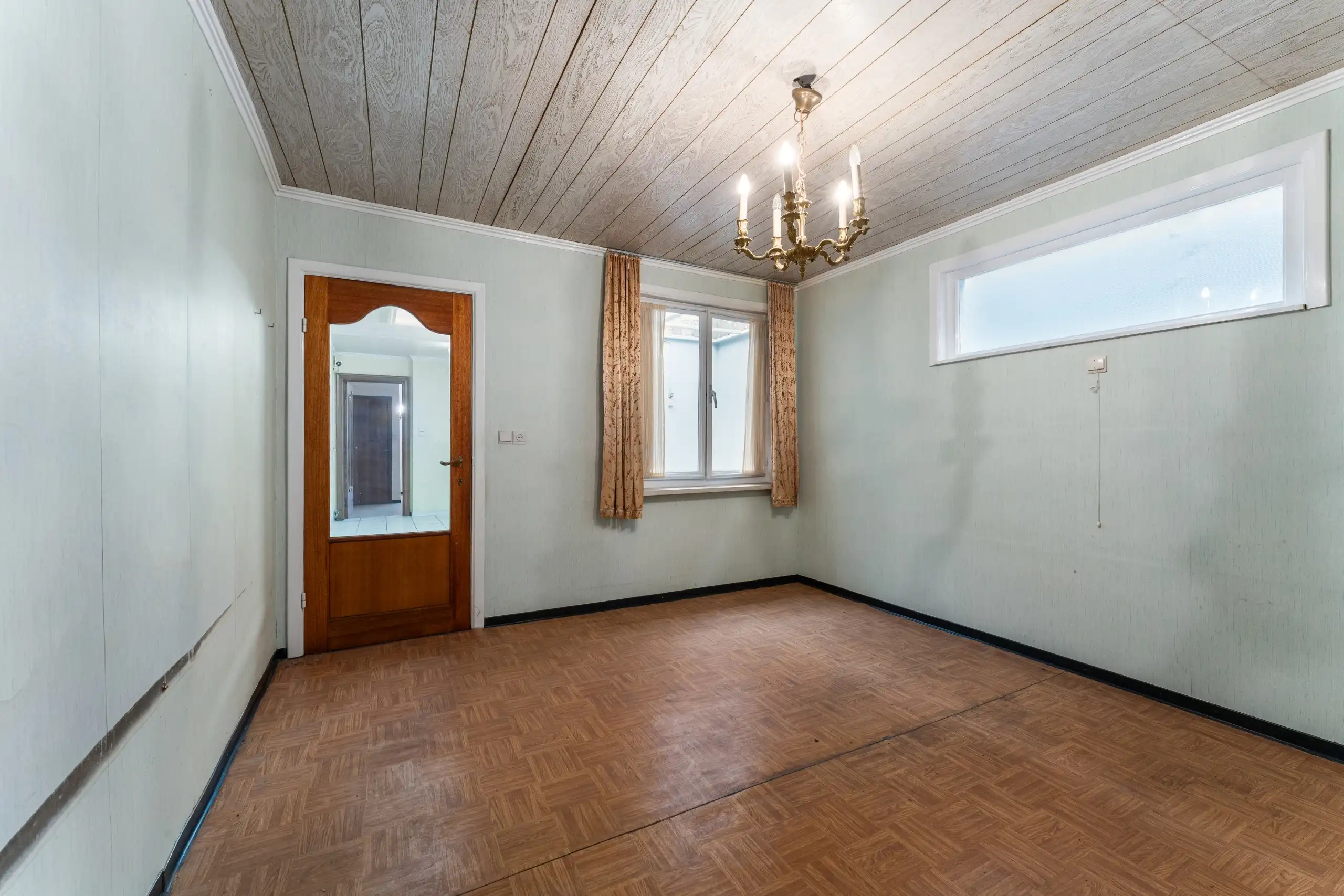 Ruime totaal te renoveren woning met potentieel in hartje Kortrijk foto 13