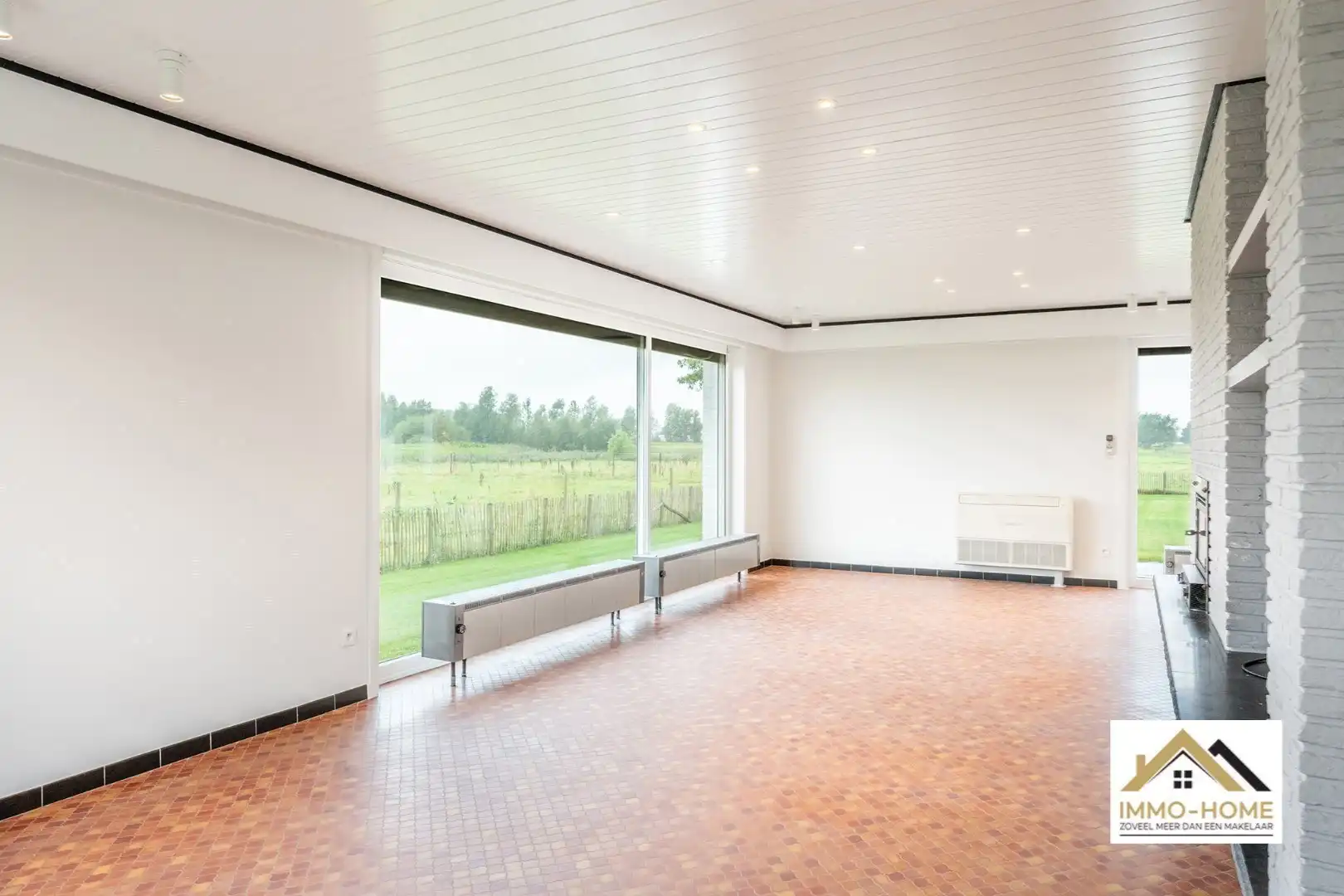 Ruime woning met magazijn en open zicht op topligging foto 7
