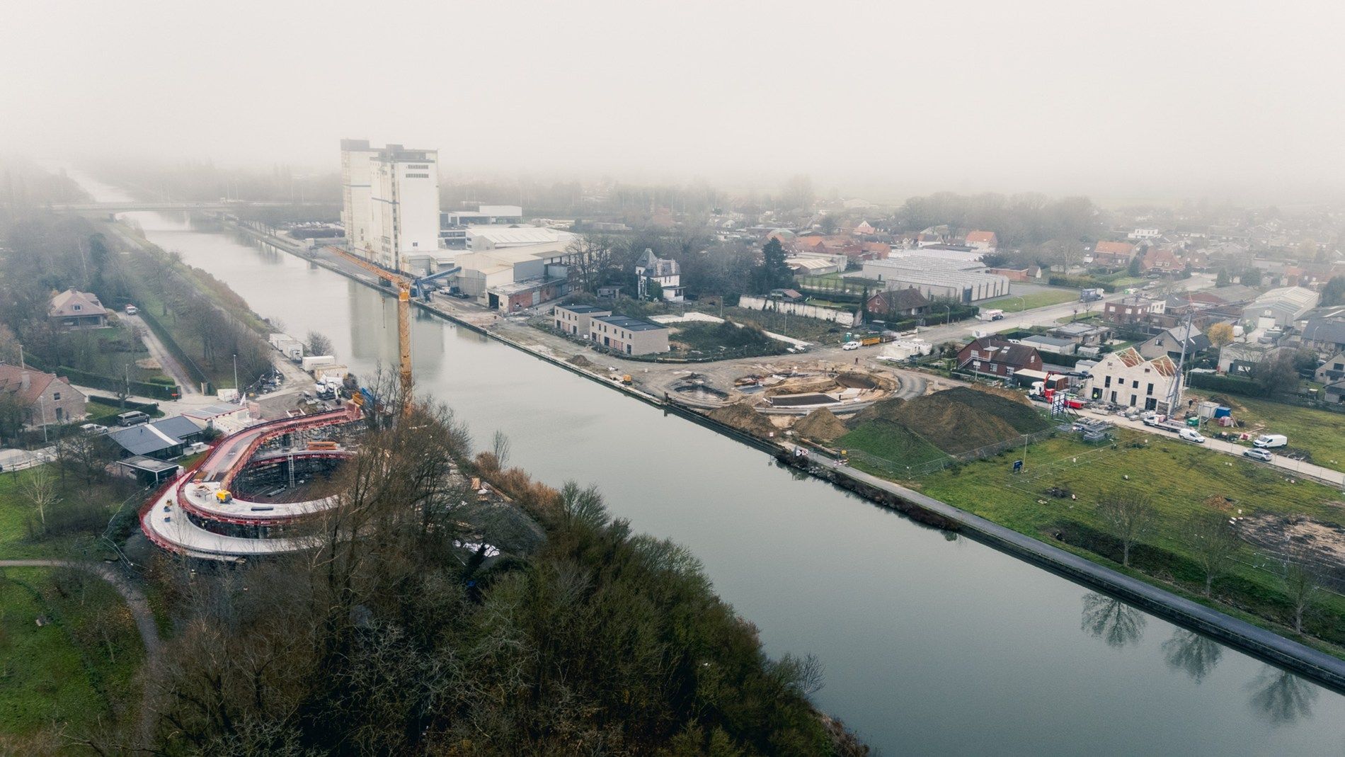 Villa met 6 kamers,  garage, 44 zonnepanelen, en veel ruimte op 810 m² foto 2