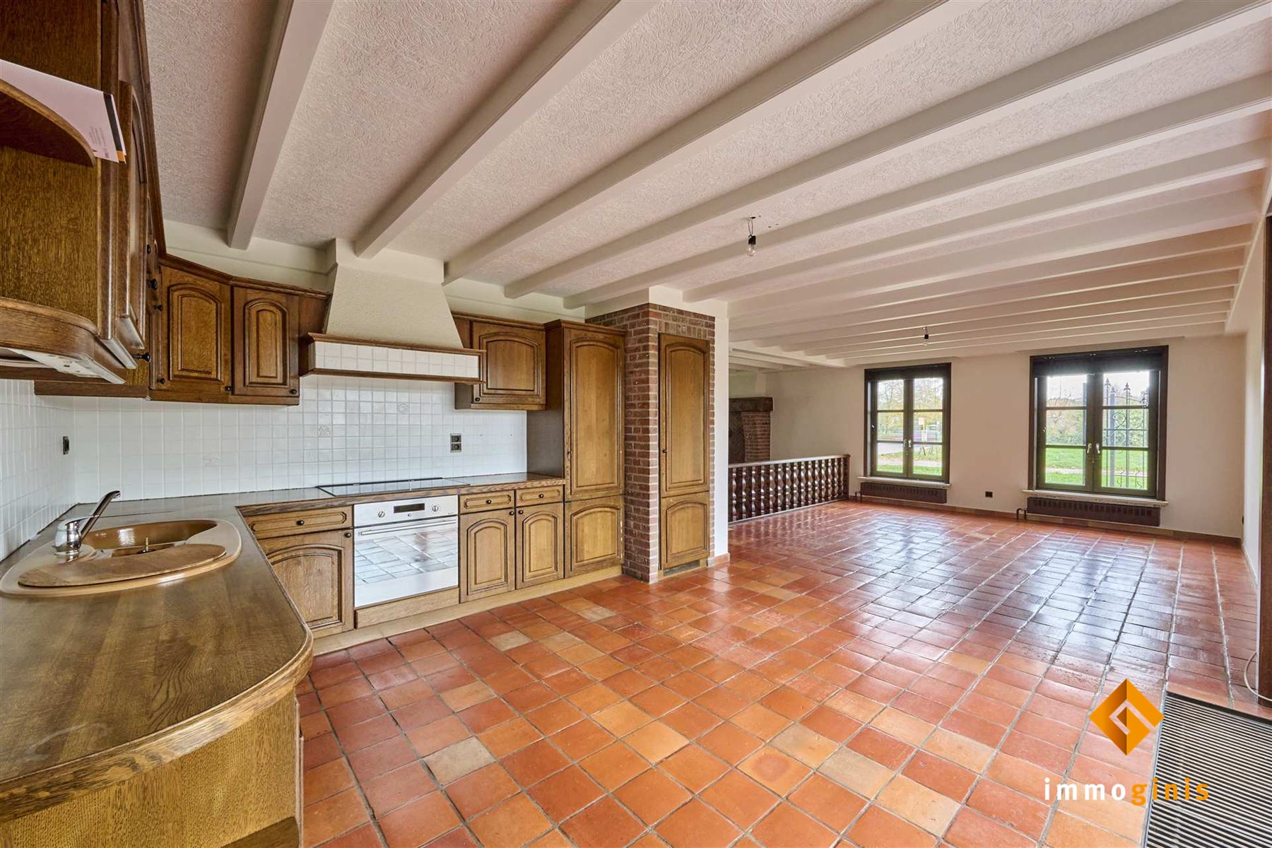 Zéér ruime woning met dubbele inpandige garage op mooi perceel van 7a33ca. foto 8