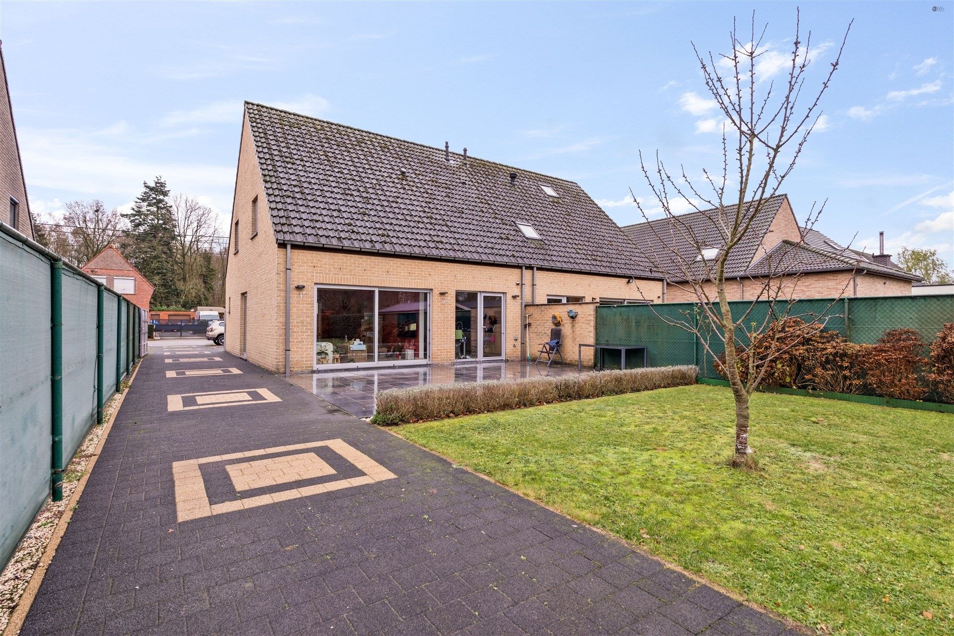 Half open bebouwing met een ruime grond op een rustige locatie foto 6