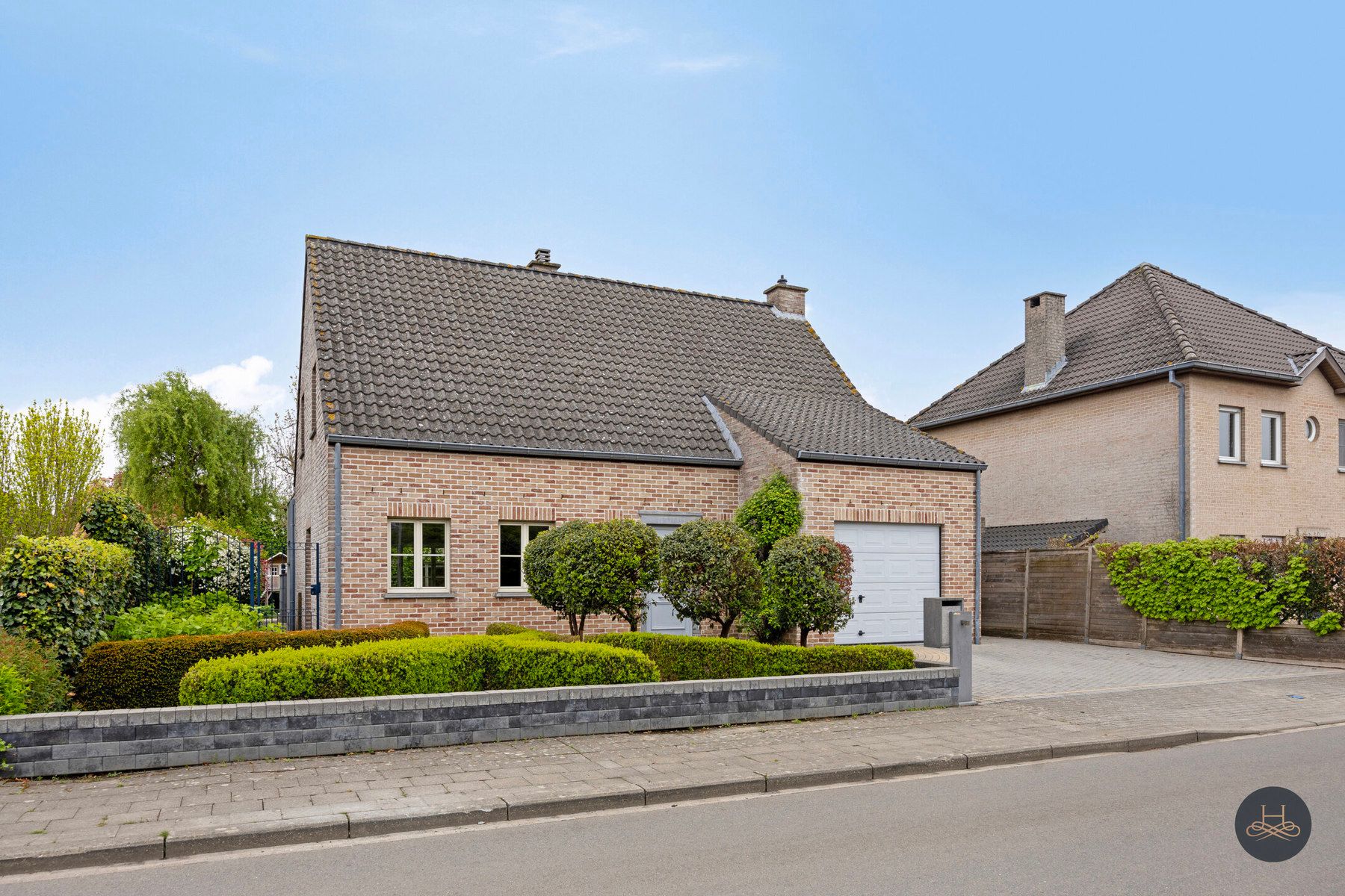 Rustig gelegen, gerenoveerde open woning met prachtige tuin foto 2