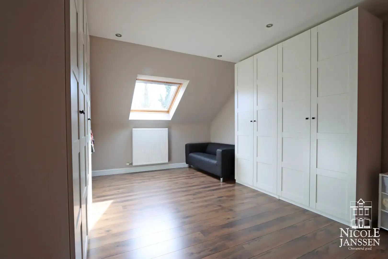 Instapklare halfvrijstaande gezinswoning met diepe tuin en ruime carport foto 17