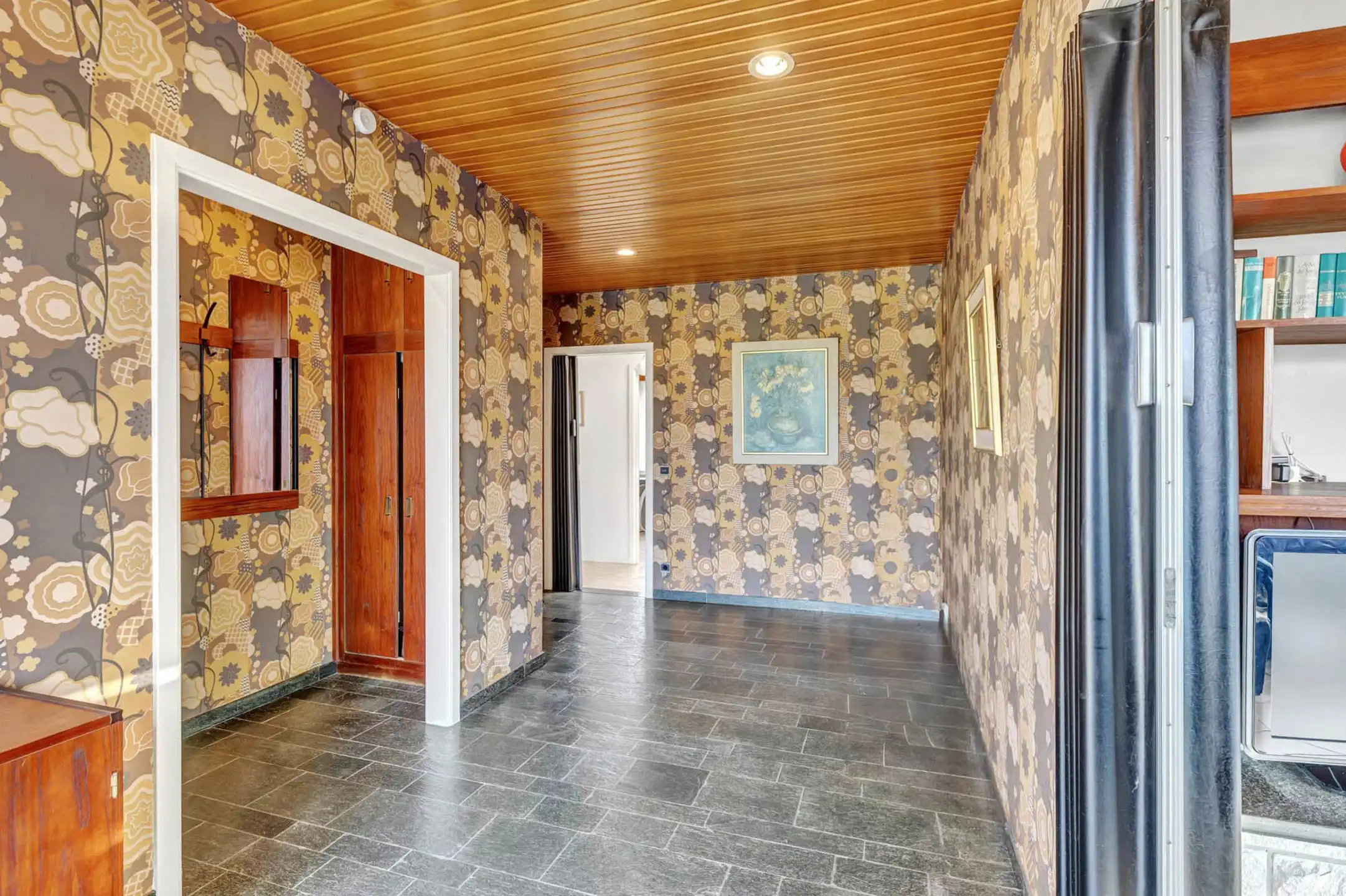 Bungalow met garage en tuintje op strategische ligging foto 2