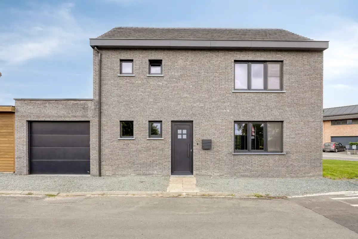 Halfopen bebouwing met 3 slaapkamers, tuin en garage foto 2