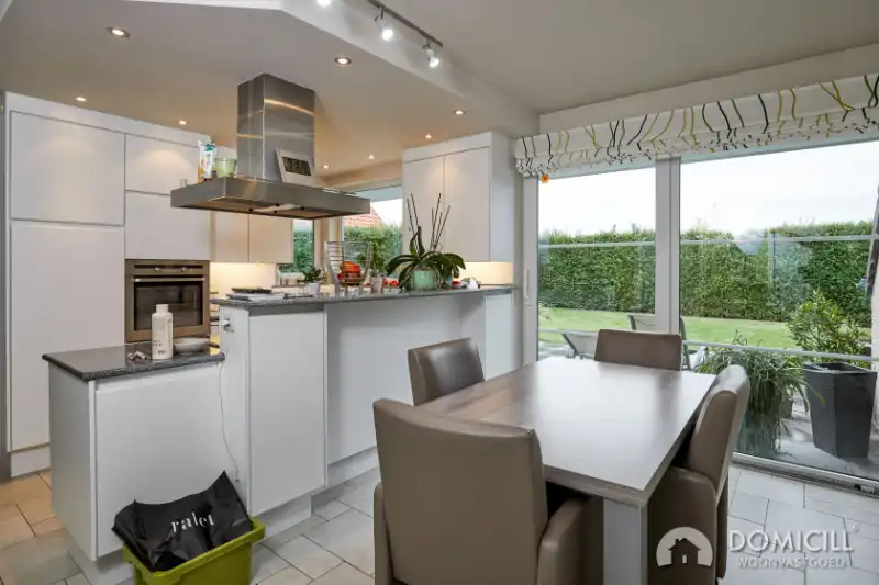 Roeselare –&nbsp; stijlvolle villa met zonnige tuin, 5 slaapkamers/bureel, dubbele garage en ruime carport. opp 564 m². foto 6