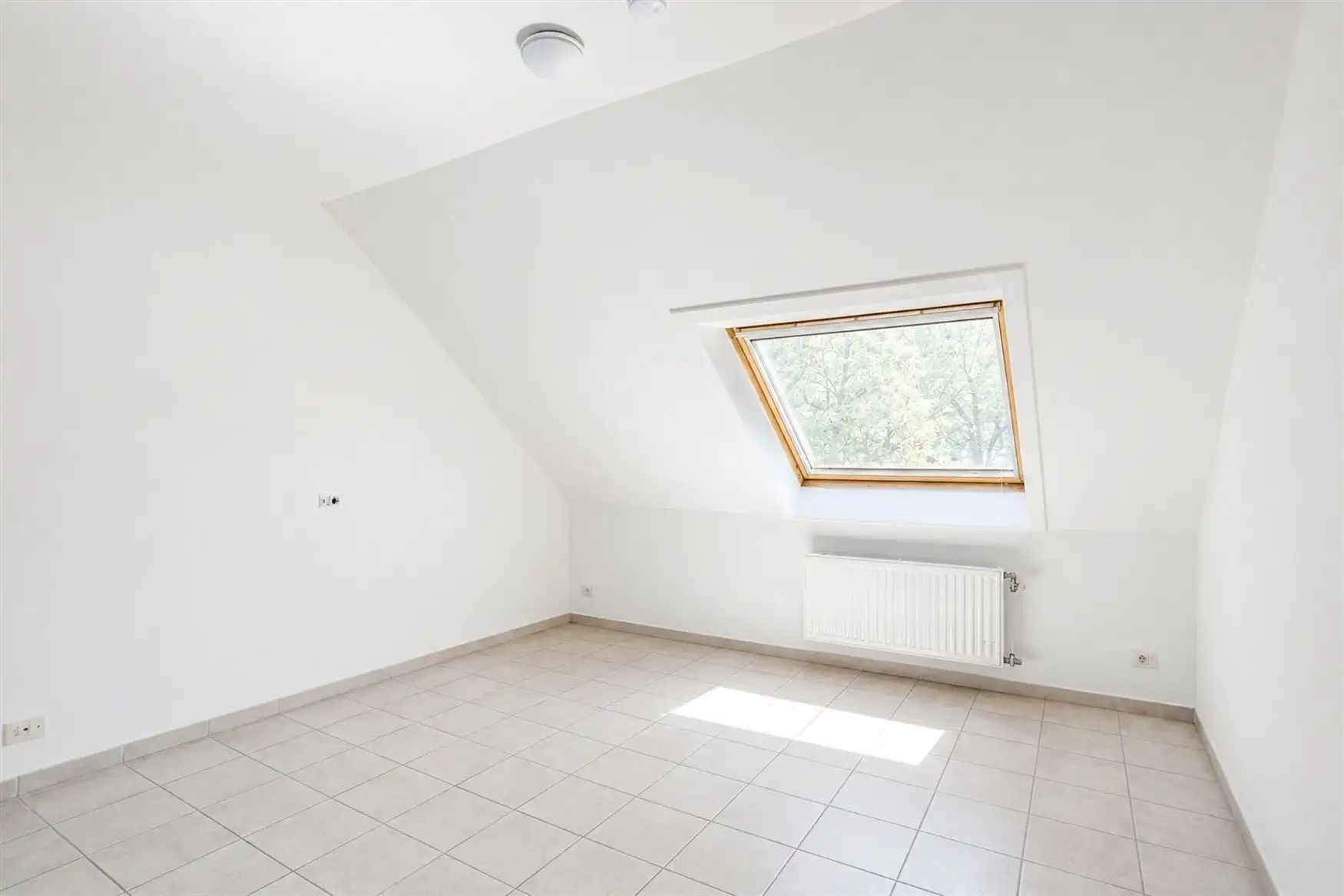 Ruime woning met zuidgerichte tuin en open zicht. foto 13