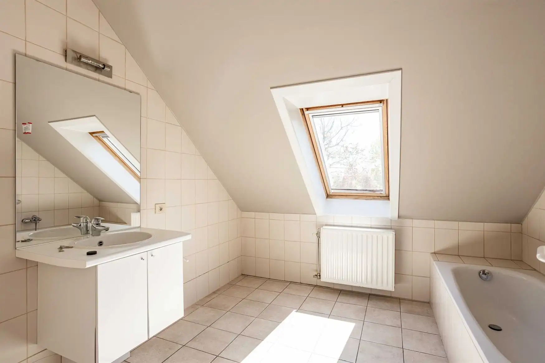 Ruime woning met zuidgerichte tuin en open zicht. foto 13