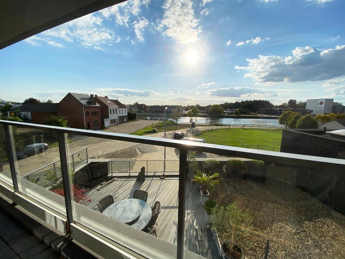 Wonen in een tweeslaapkamerappartement met zicht op het KANAAL foto 12