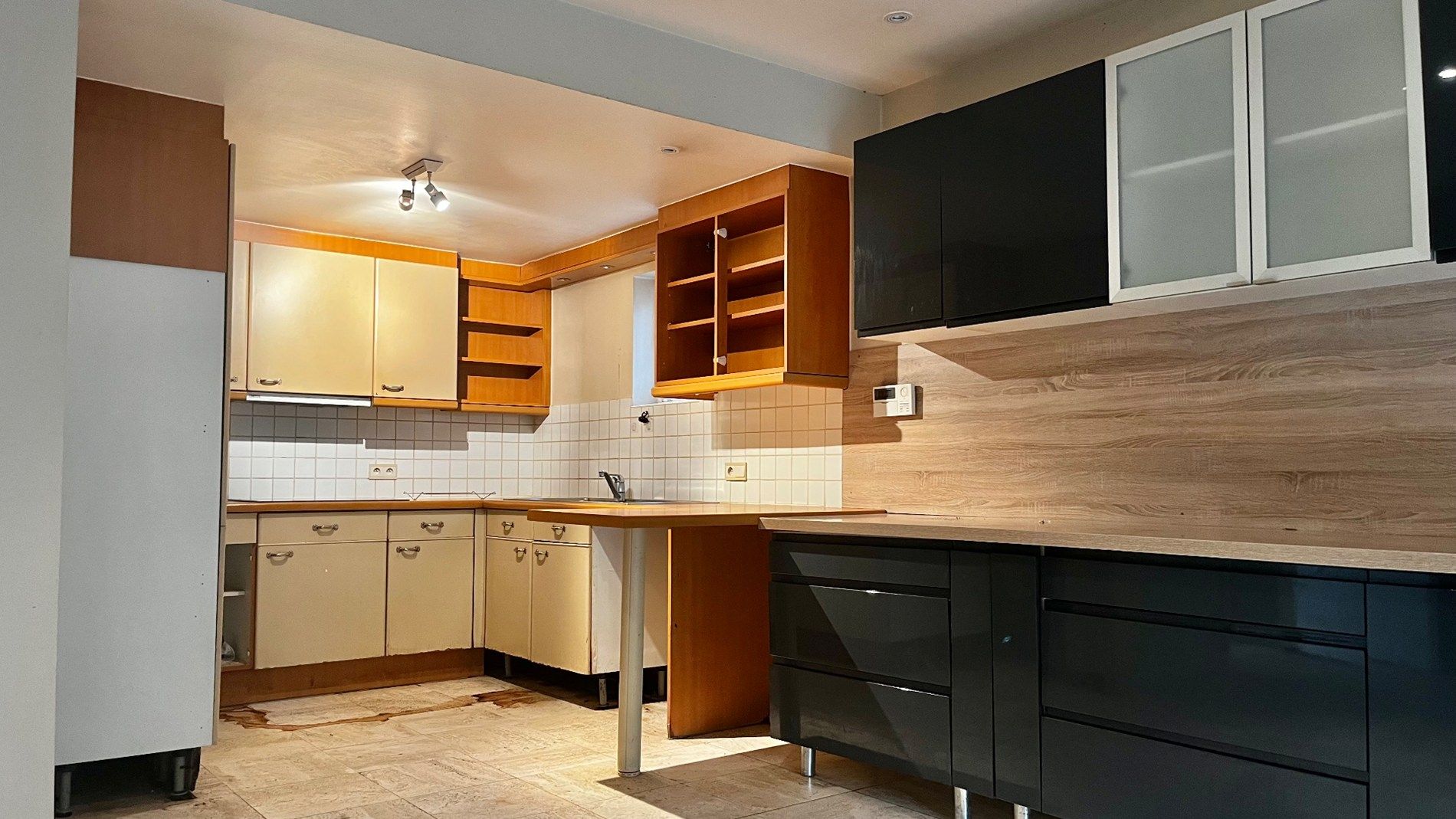 Te renoveren ruime woning op 911 m² te Lendelede – met garage en 5 kamers foto 9