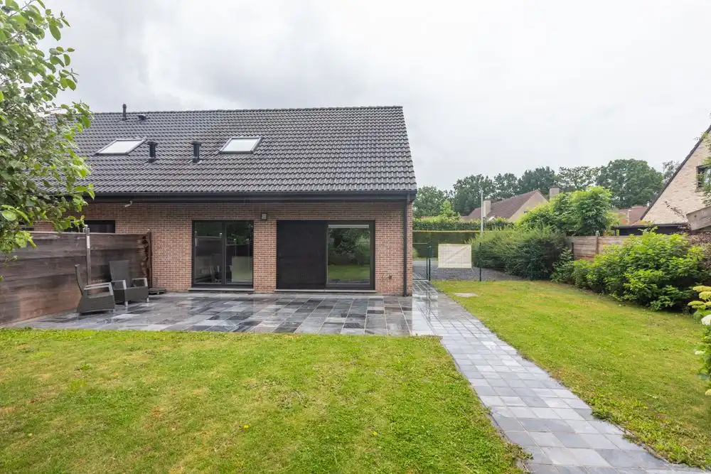 Halfopen recente woning in rustige woonwijk foto 18