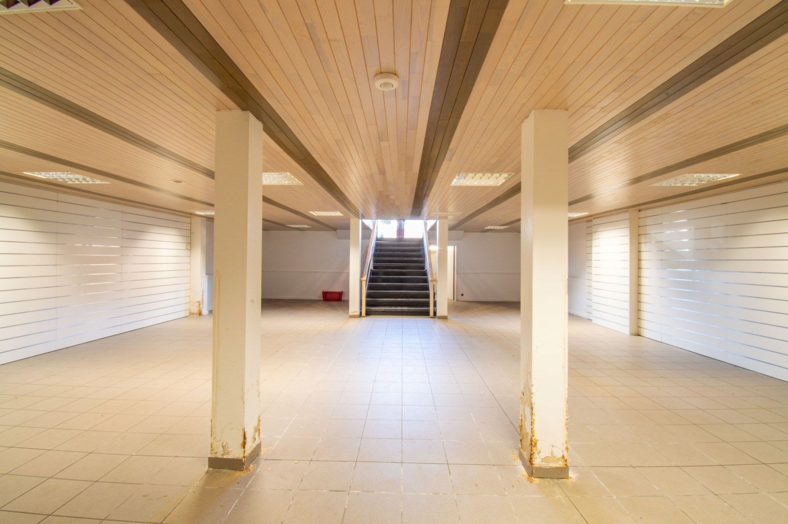 Zéér ruim (475m²) handelspand te centrum Sint-Pieters-Leeuw! foto 15