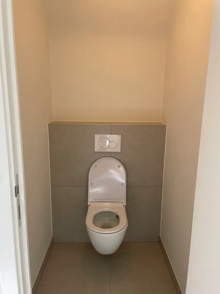 Leemans Immobiliën stelt u deze volledig gerenoveerde woning voor, gelegen op een gegeerde en centrale locatie in Asse. foto 9