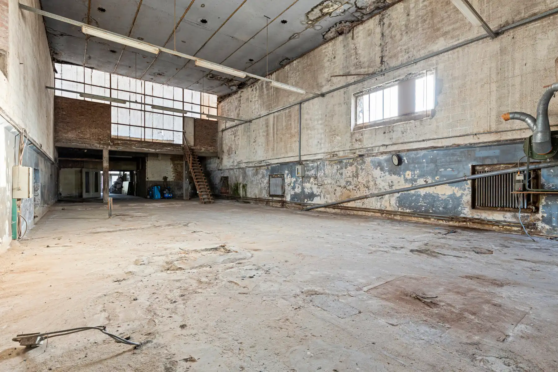 Magazijn van 433m² op een perceel van 621m² met oprit. foto 5