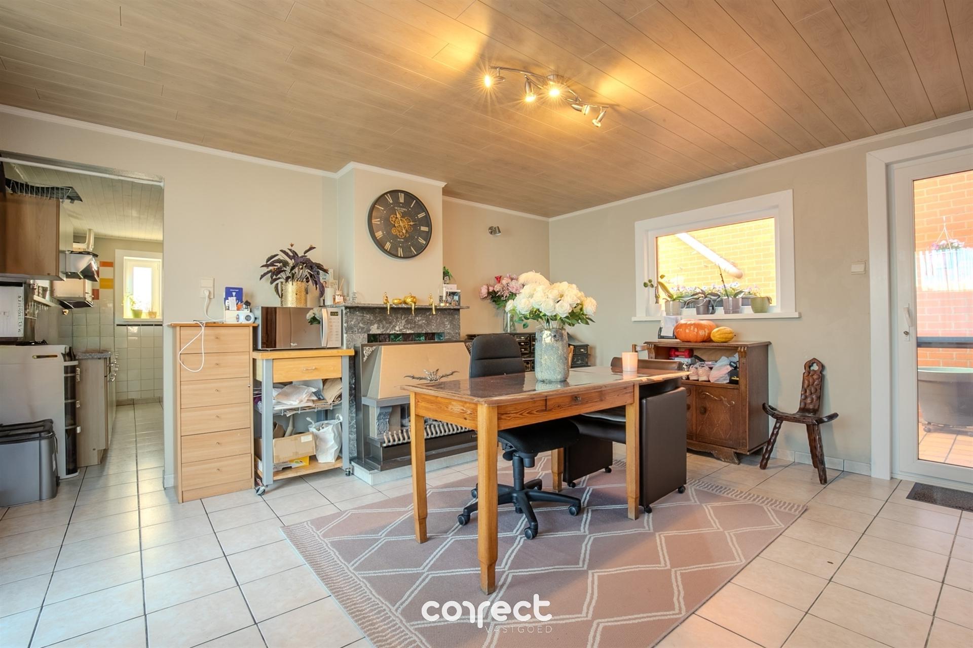 Halfopen bebouwing met ruime oprit, garage, carport en 3 volwaardige slaapkamers. foto 5