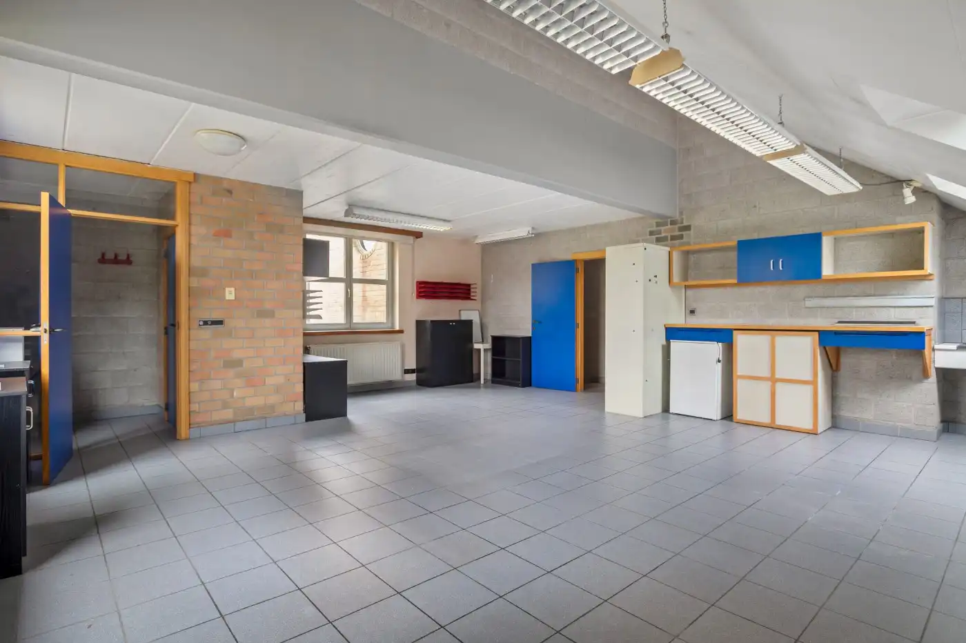 Vrijstaande architectenwoning met 5 slpk., atelier en dubbele garage op ruim perceel met zicht op de velden foto 31