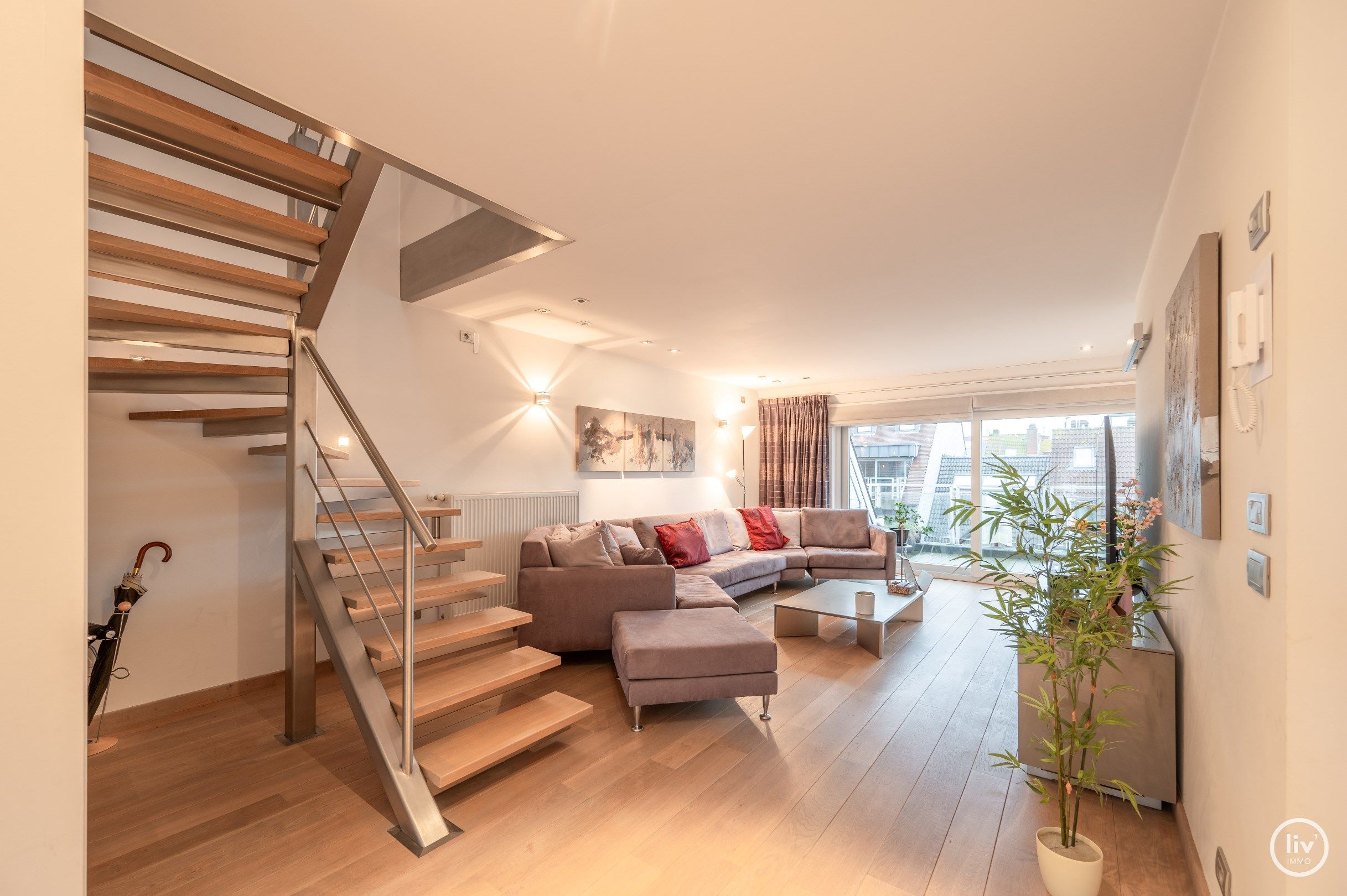 Aangenaam duplex appartement met ruime terrassen centraal gelegen op de Paul Parmentierlaan te Knokke. foto 4