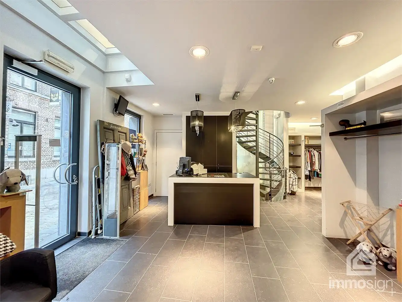 Prachtig handelspand met duplex midden in het centrum van Maaseik! foto 9