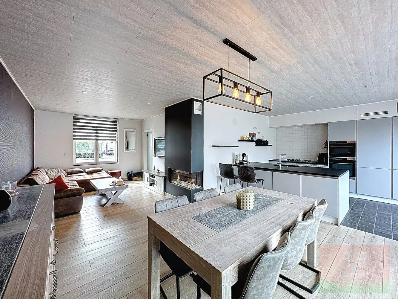 Instapklare hedendaagse gezinswoning met garage, opslagruimte en grote tuin foto 3