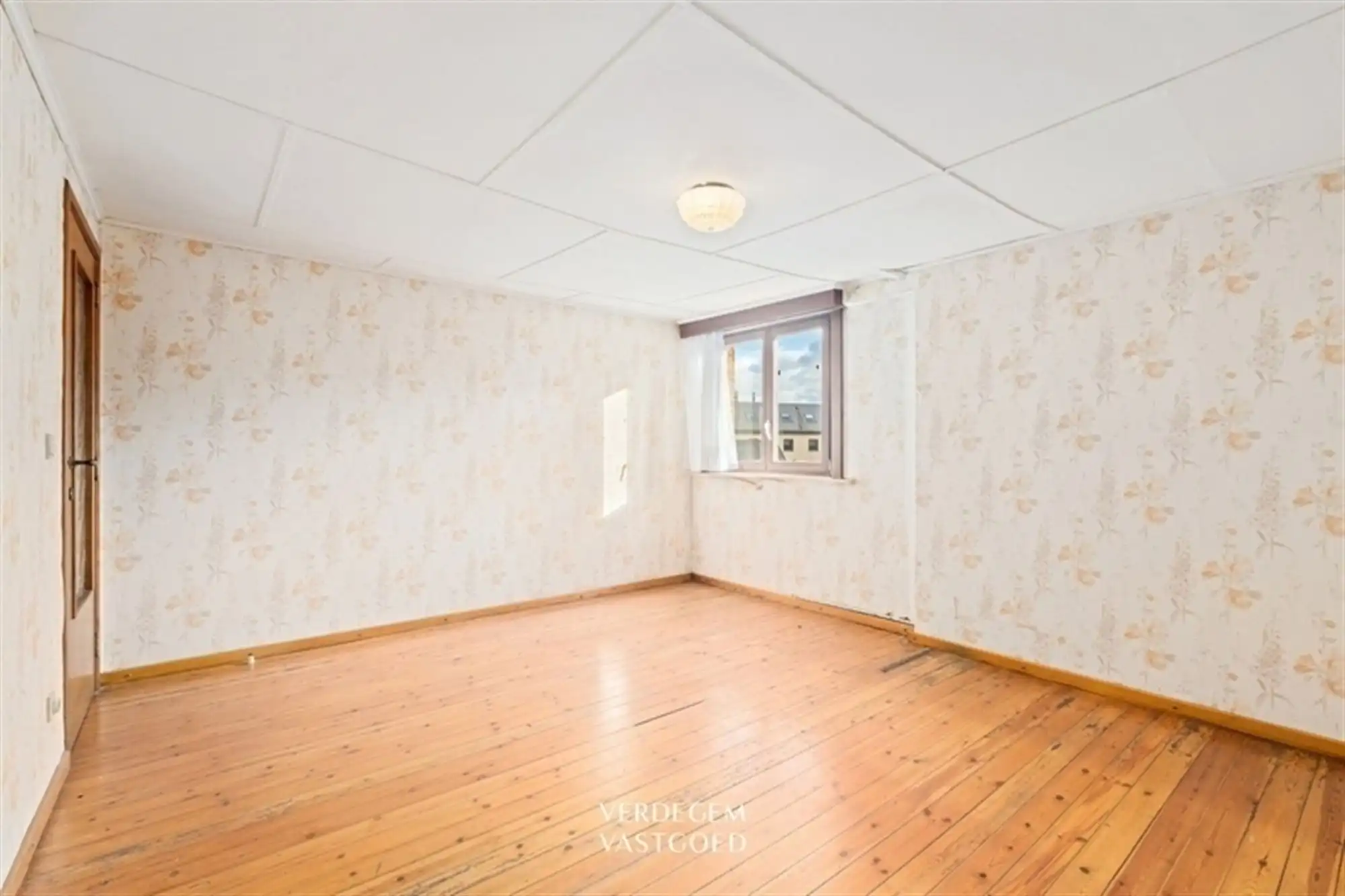 Halfopen woning met 2 slaapkamers, tuin en oprit naar achterliggende garage foto 12