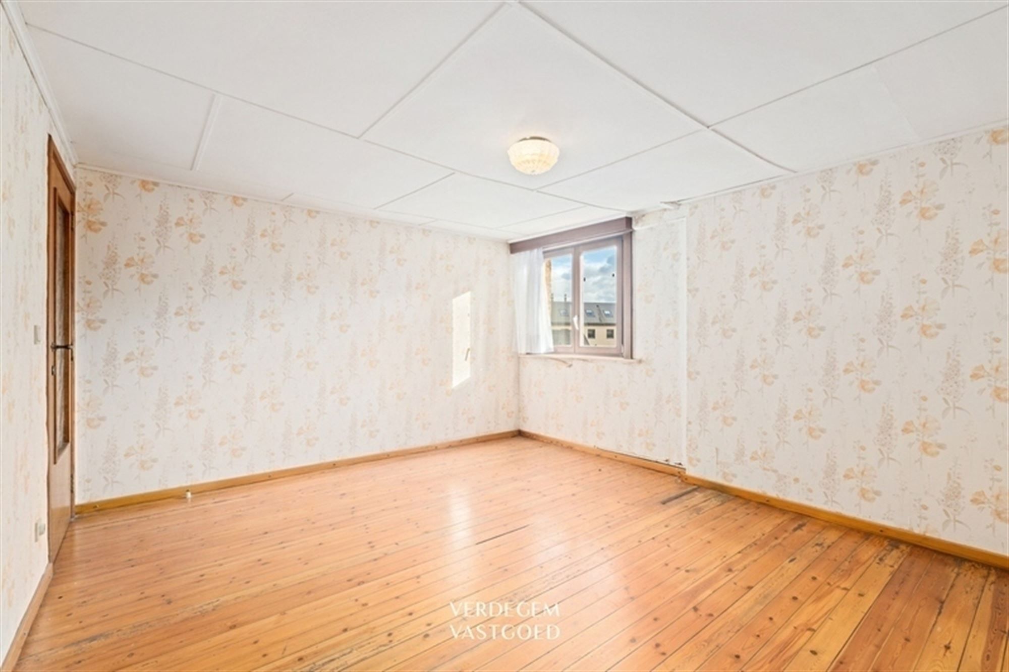 Halfopen woning met 2 slaapkamers, tuin en oprit naar achterliggende garage foto 12