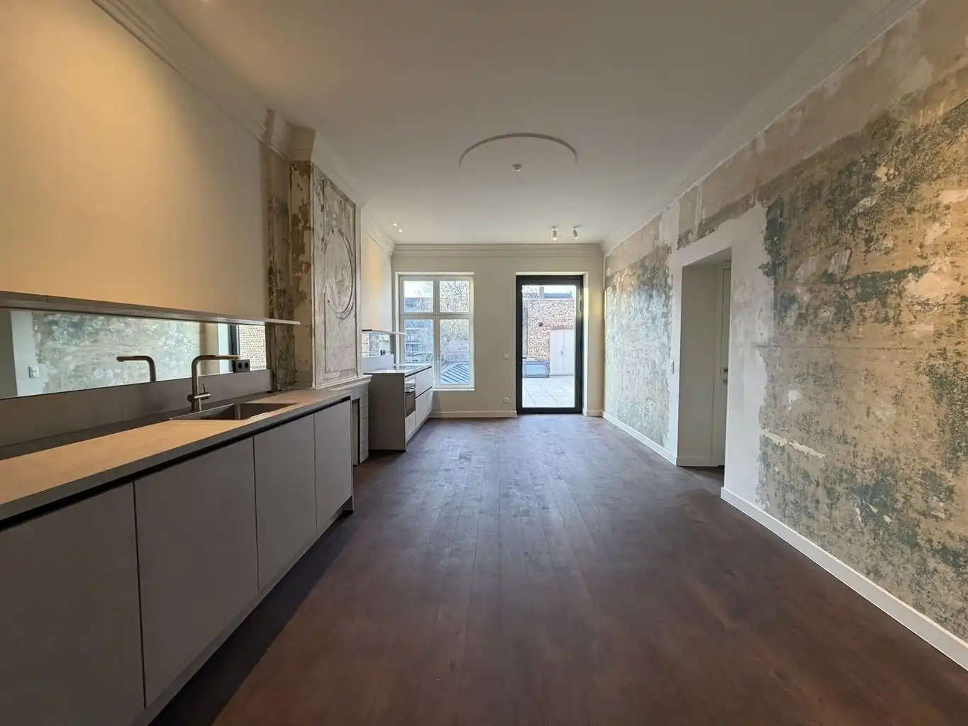 Gezellig, doch ruim appartement op de eerste verdieping met 2 slaapkamers, ruim terras en optioneel een staanplaats, gelegen in het centrum van Maaseik. foto 2