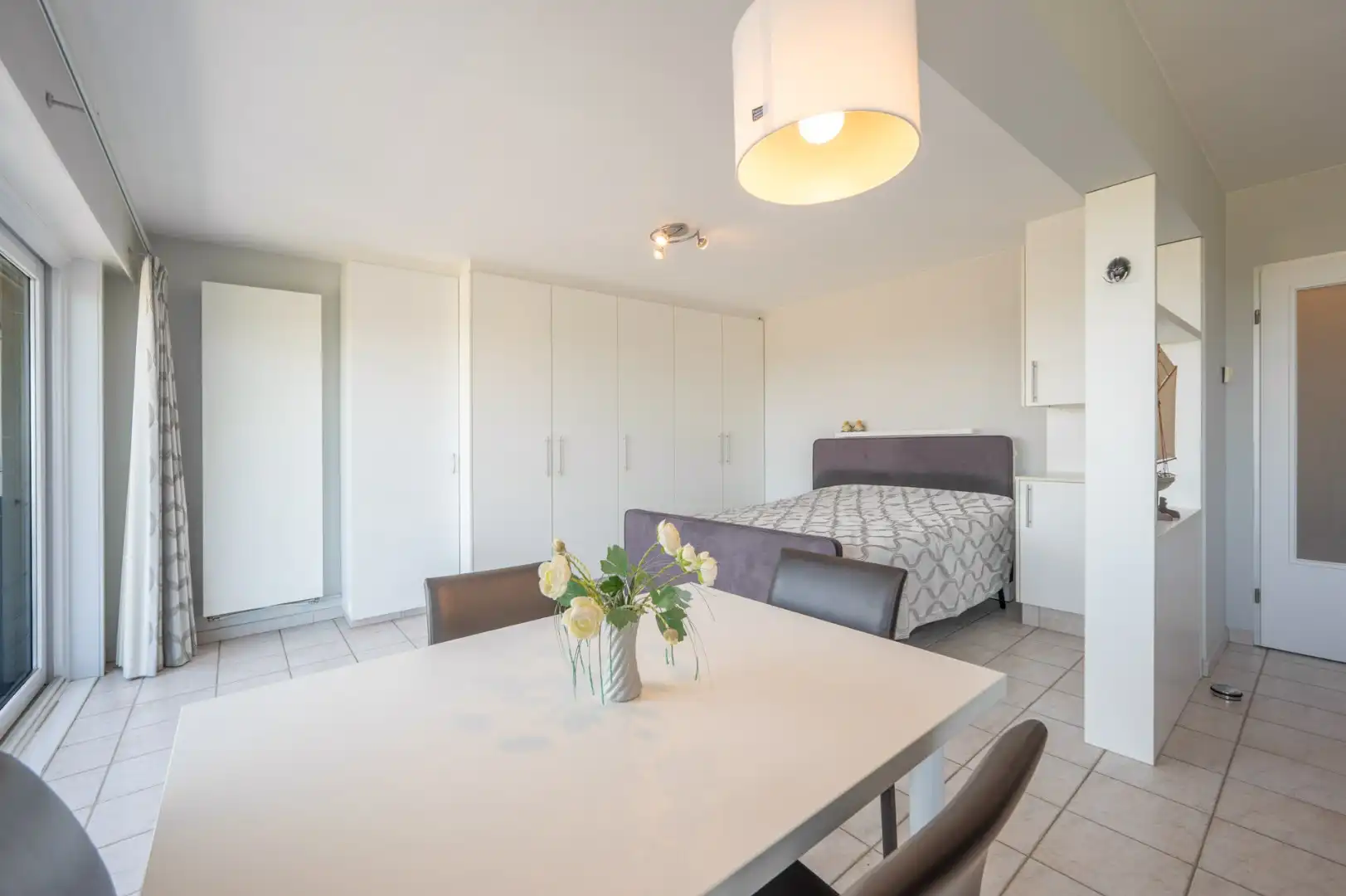 Ruime studio met het comfort van een 1-slaapkamerappartement op toplocatie aan zee! foto 4