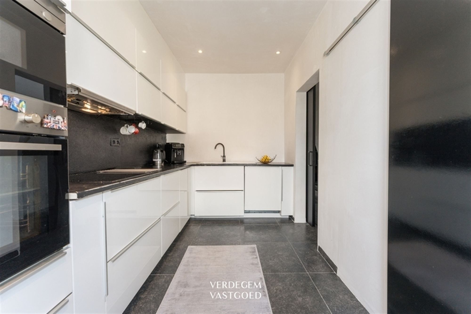 Zeer bereikbare gezinswoning met 4 slaapkamers en paadje naar zonnige tuin foto 3