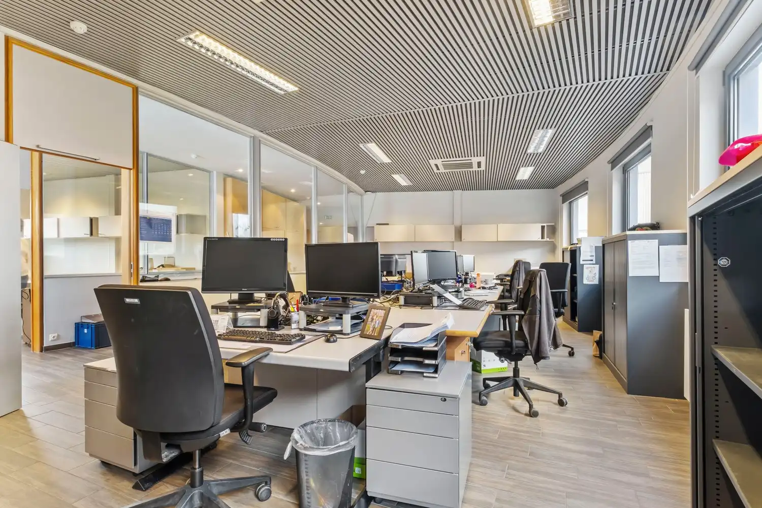 Ruim en strategisch gelegen kantoorgebouw in Zwijnaarde (Gent) foto 8