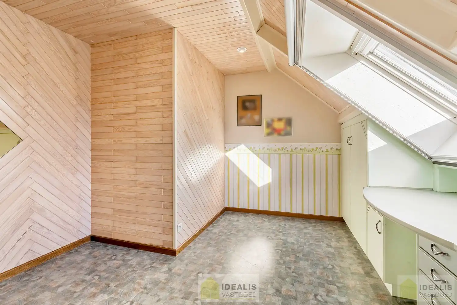 IDEALIS VASTGOED – ROYALE, INSTAPKLARE EN ZEER GOED ONDERHOUDEN GEZINSWONING OP EEN RUIM EN RUSTIG PERCEEL VAN 44A 33CA MET 5 KNAPPE SLAAPKAMERS, HEERLIJKE VERANDA, VRIJSTAANDE GARAGE EN 32 ZONNEPANELEN MÉT CERTIFICATEN ÉN ZONNEBOILER - De woning omvat maar liefst +- 265m² bewoonbare oppervlakte met ruime woonkamer, uitgeruste keuken, 5 slaapkamers, badkamer, vrijstaande garage én 32 zonnepanelen. De woning is rustig gelegen op een perceel met een opp. van 44a 33ca. foto 30