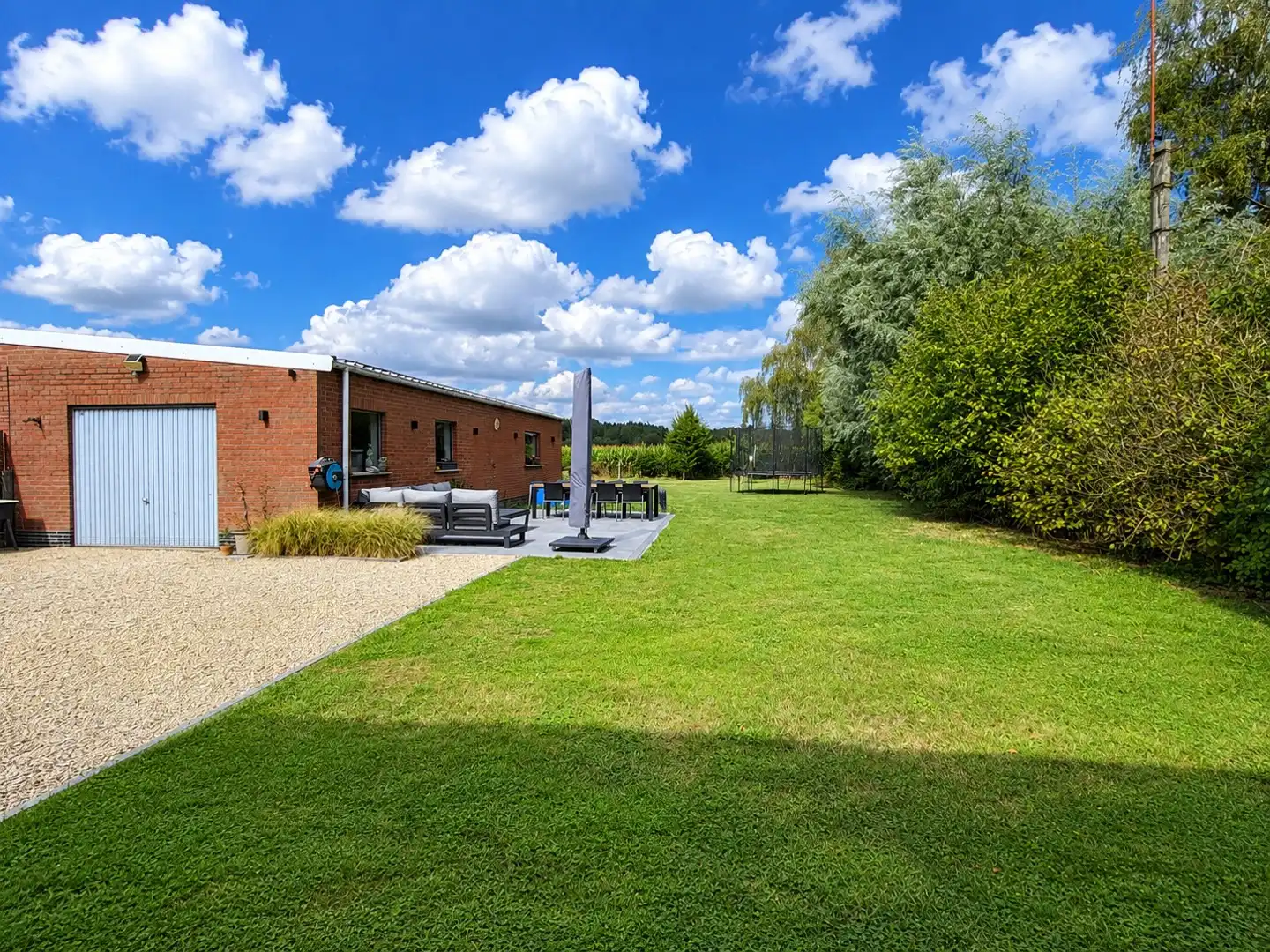 In een landelijke omgeving bevindt zich deze grondig gerenoveerde woning op een mooi perceel van 1.102 m². foto 2