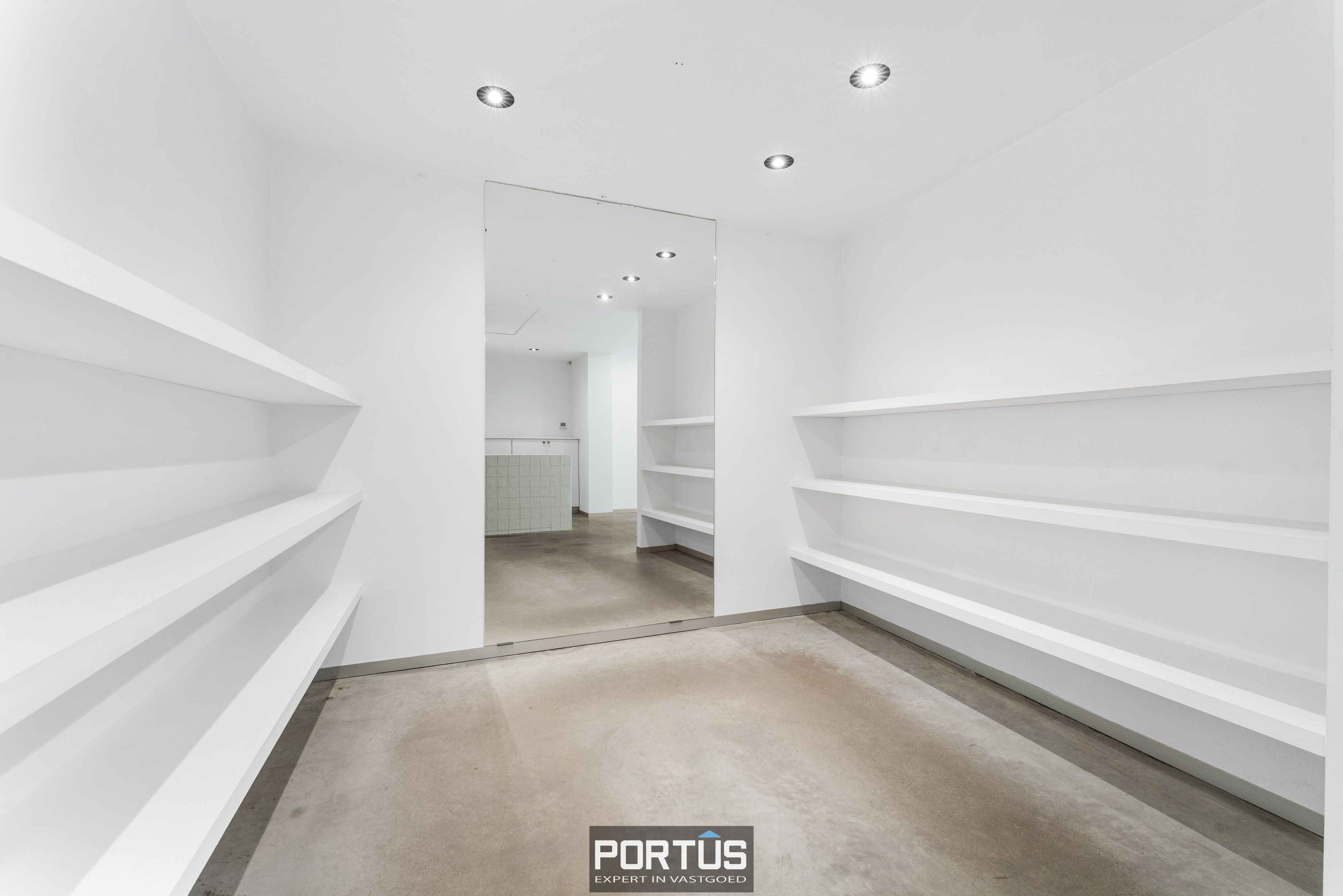 Commercieel gelegen handelspand te koop te Roeselare  foto 8