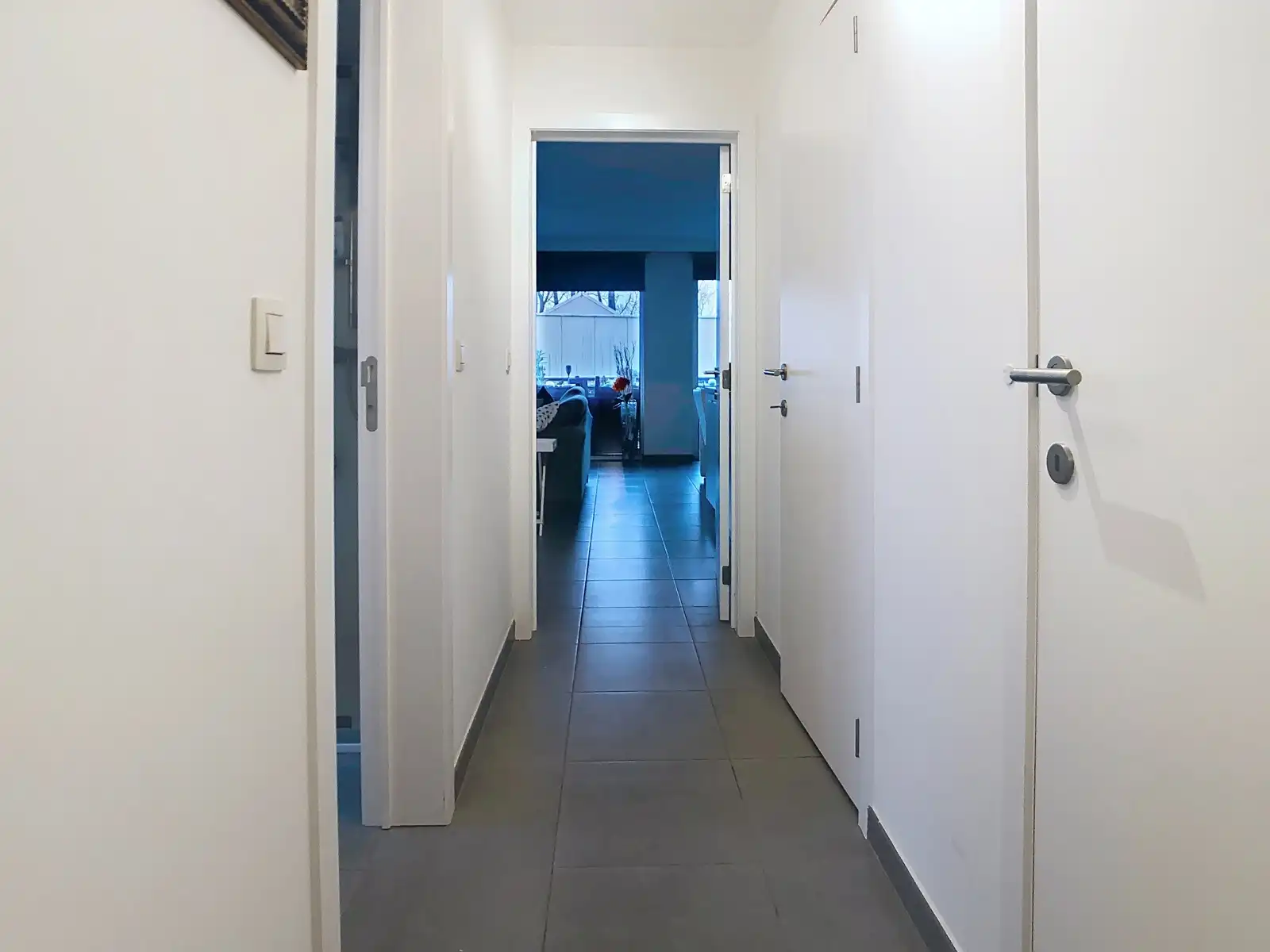 Gelijkvloers appartement met 2 slkrs, terras en staanplaats foto 5