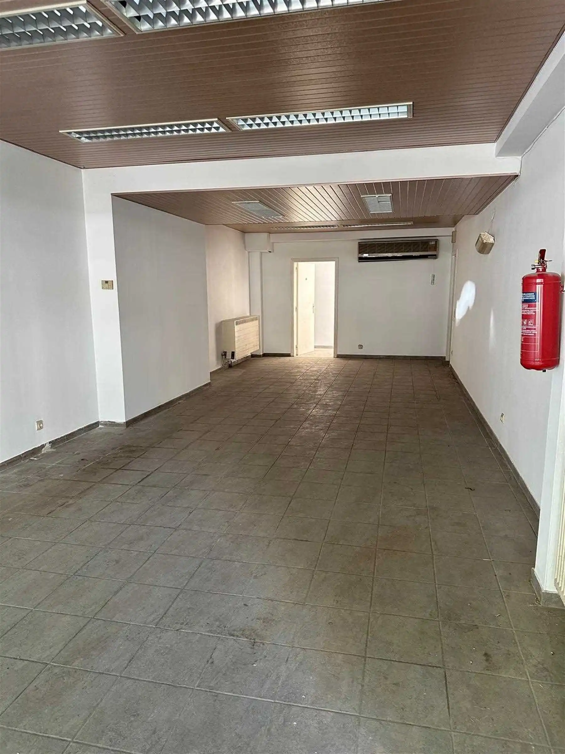 Centraal gelegen handelspand! foto 3