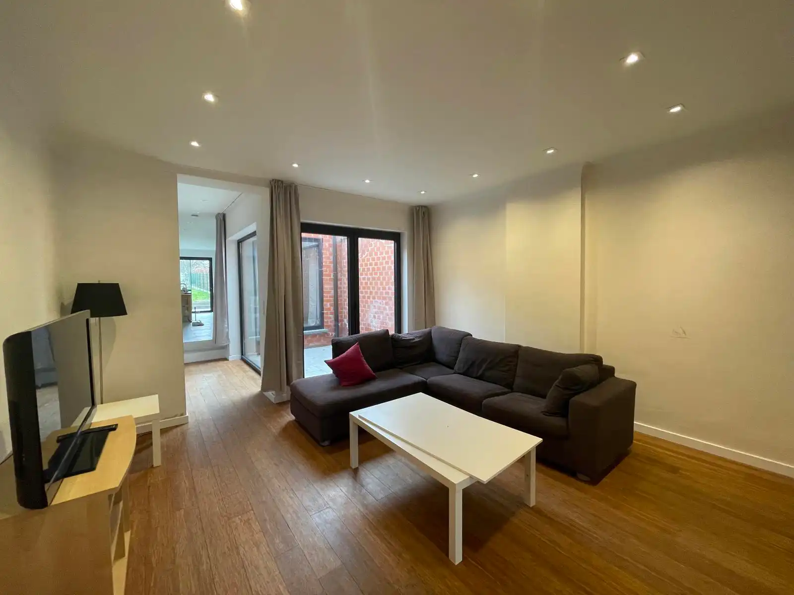 OORDEGEM - Gerenoveerde rijwoning met tuin. foto 2