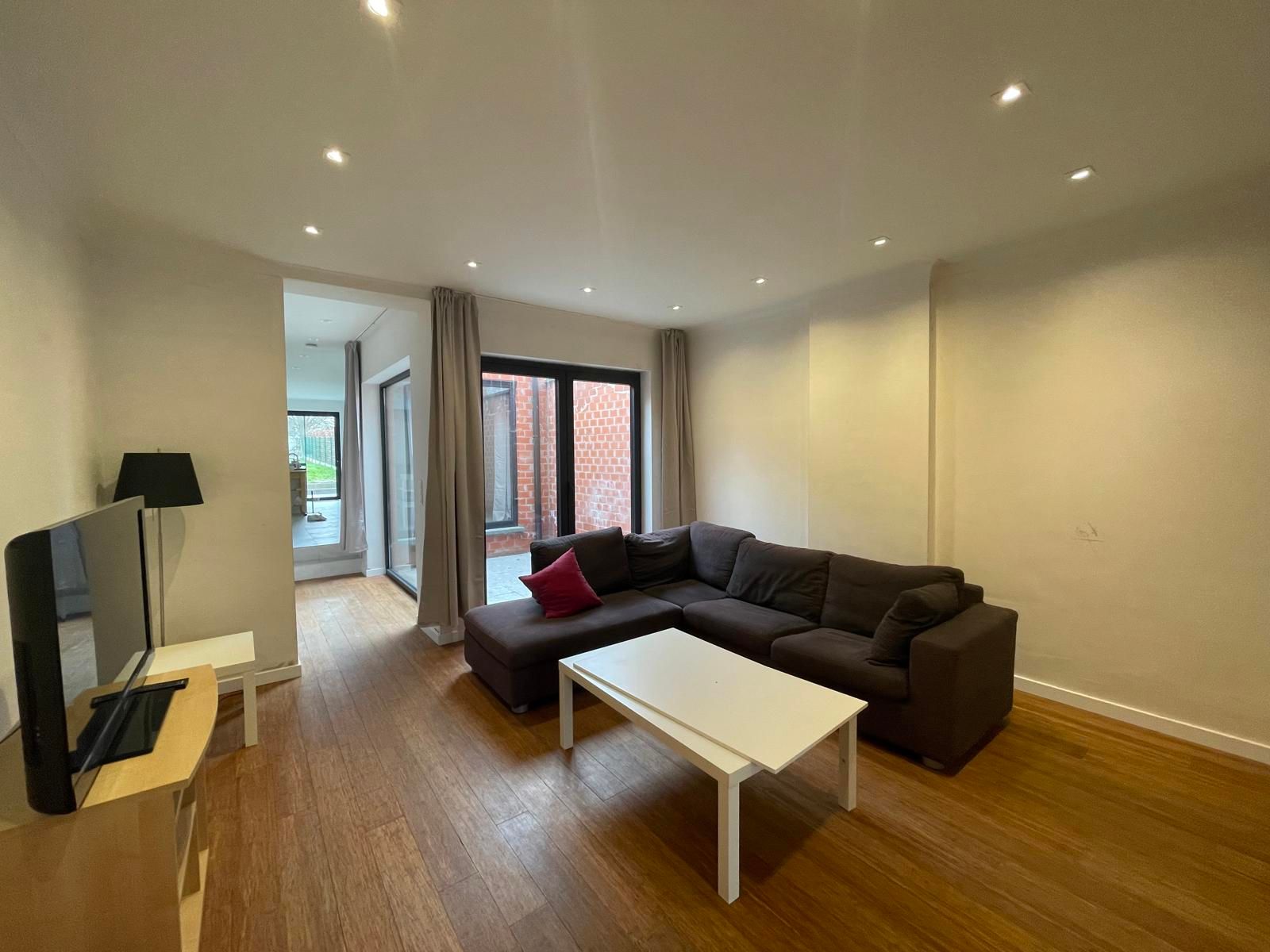 OORDEGEM - Gerenoveerde rijwoning met tuin. foto 2