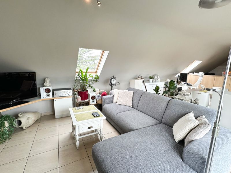 Roeselare : mooi verzorgd dakappartement met 2 slps en een ruimt zonneterras van +/- 20 m². foto {{pictureIndex}}