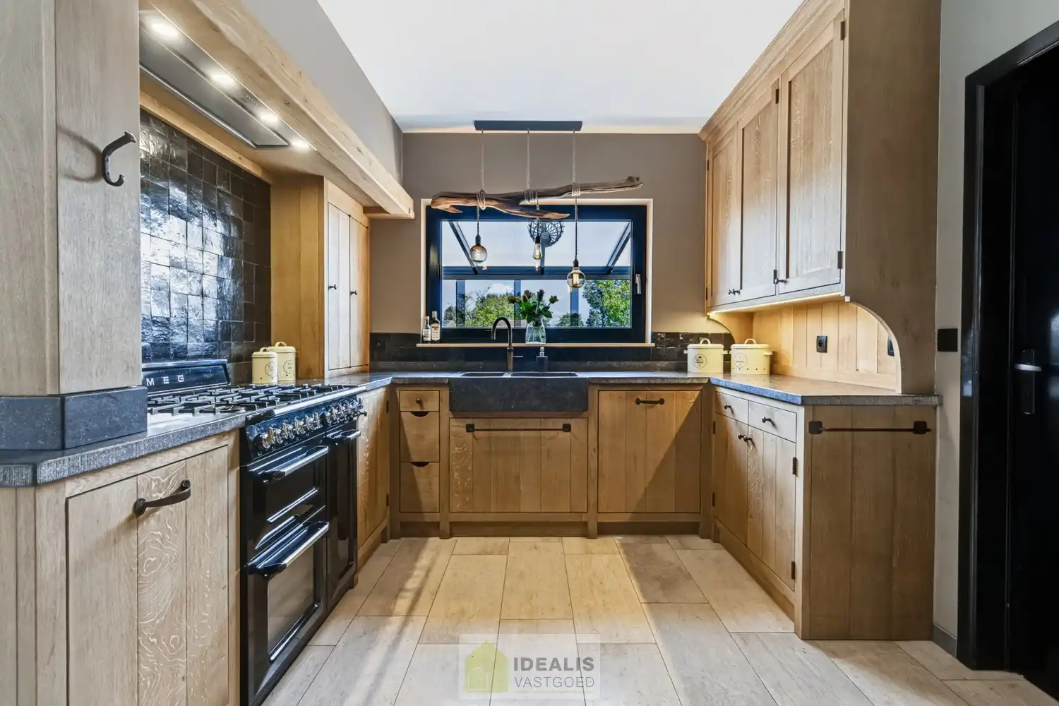 IDEALIS VASTGOED – EEN AANGENAME VRIJSTAANDE WONING MET EEN NIEUWE KEUKEN EN BADKAMER, EEN HEERLIJK RUIME WOONKAMER MET SPEKSTEENKACHEL, EEN EXTRA RUIME VERANDA (VOLLEDIG AF TE SLUITEN MET GLAZEN PUIEN), 3 SLAAPKAMERS, EEN EXTRA MULTIFUNCTIONELE RUIMTE (INGERICHT ALS KANTOOR MET APARTE INGANG) OP EEN RIANT PERCEEL VAN 14A 51CA, VOLLEDIG OMHEIND, VOORZIEN VAN VOLDOENDE PARKEERRUIMTE EN EEN PRACHTIGE CARPORT VOOR 2 WAGENS! foto 21