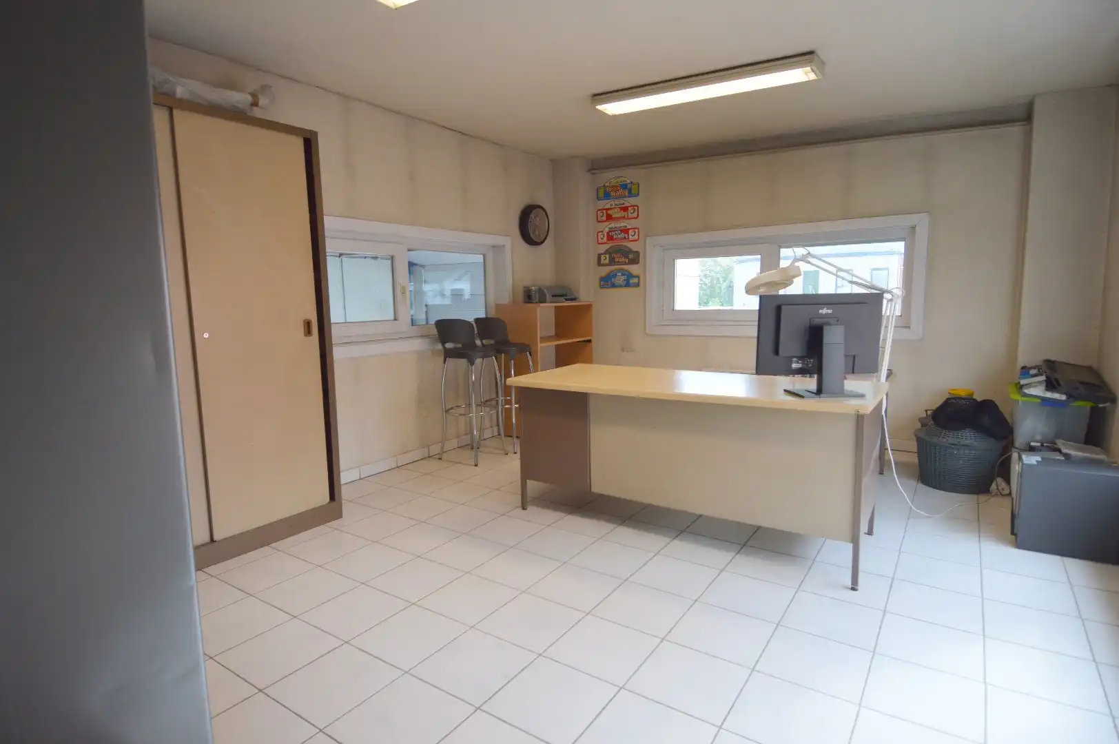 Magazijn met bureaus te huur in Wevelgem foto 12