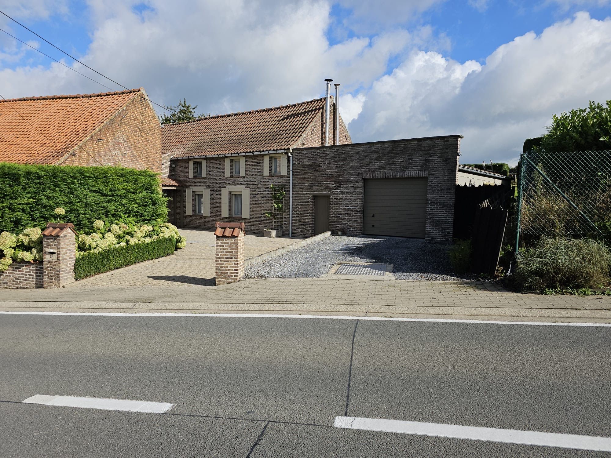 Woning in landelijke stijl met tuin, veranda en ruime garage  foto 29