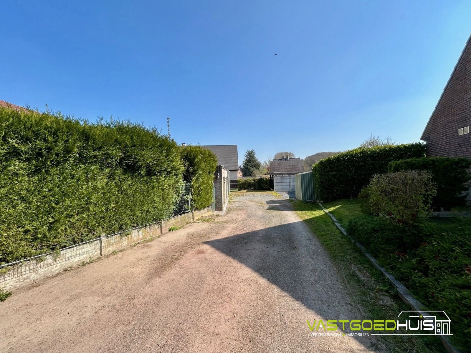 Halfopen gezinswoning met garage en tuin foto 27