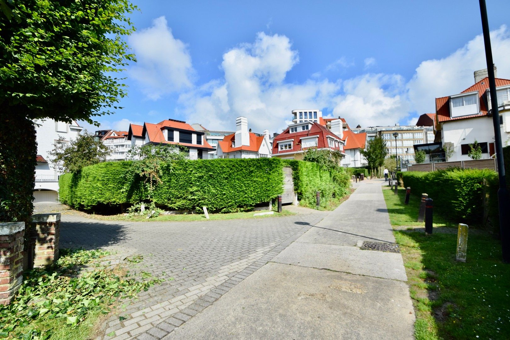 Bouwgrond voor alleenstaande villa in hartje Zoute. foto {{pictureIndex}}