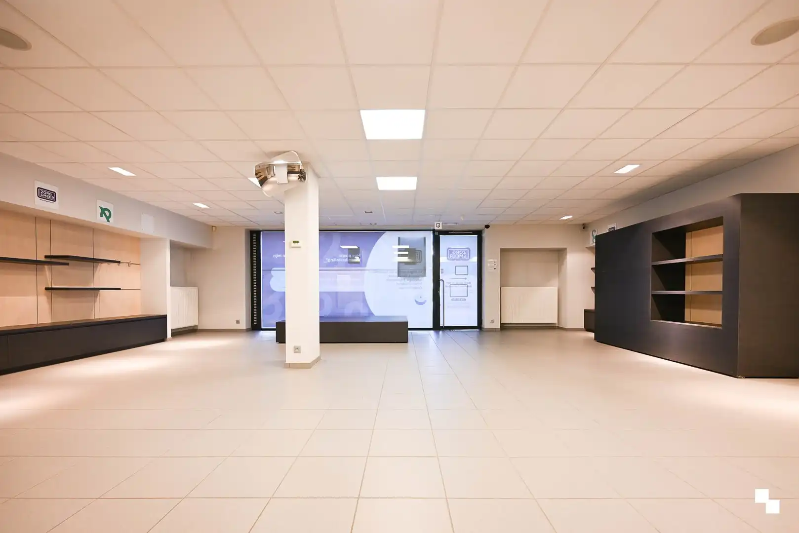 Deels ingerichte handelsruimte op toplocatie te Sint-Andries foto 11