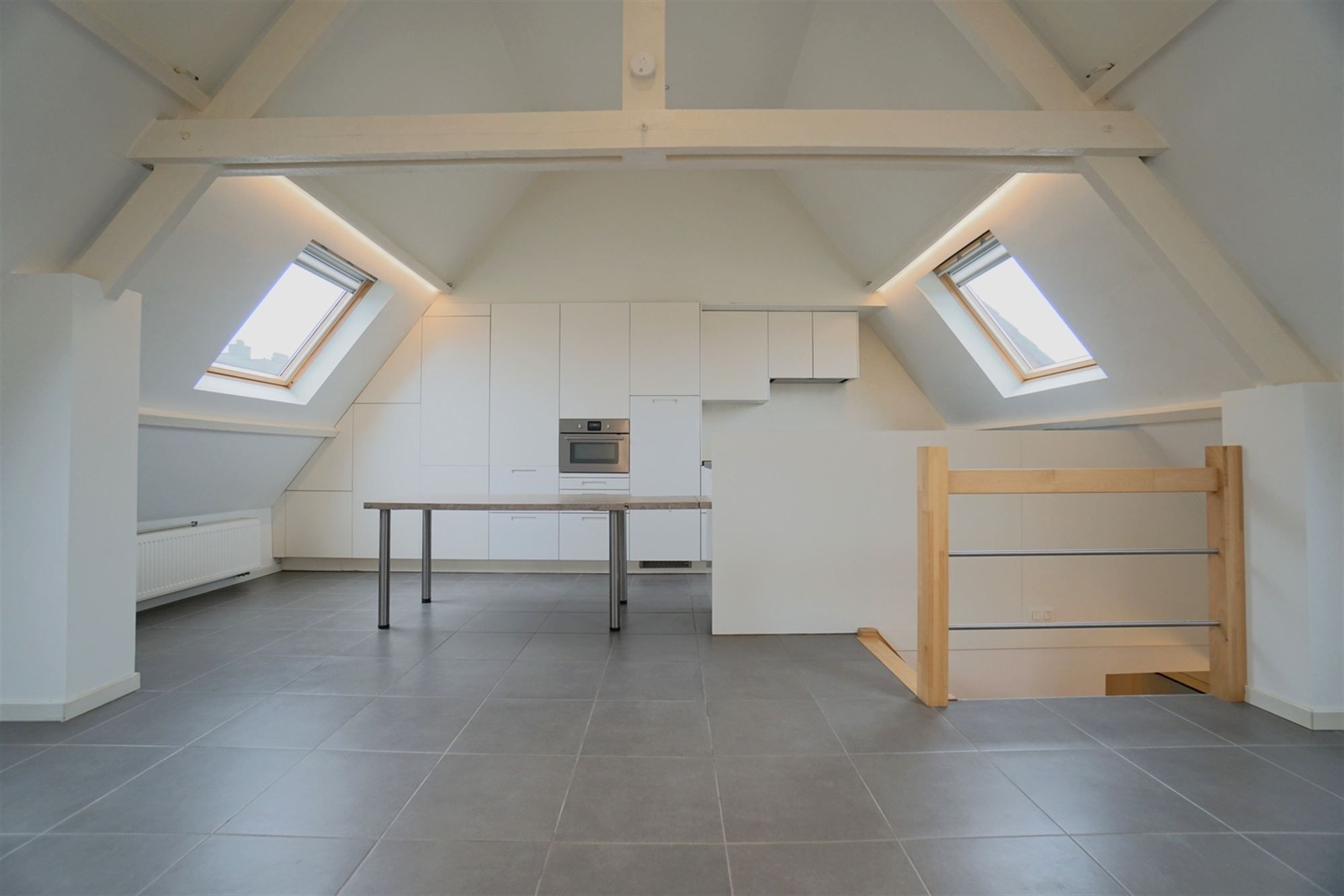 Duplex appartement met 2 slaapkamers en garage op uitstekende locatie foto {{pictureIndex}}