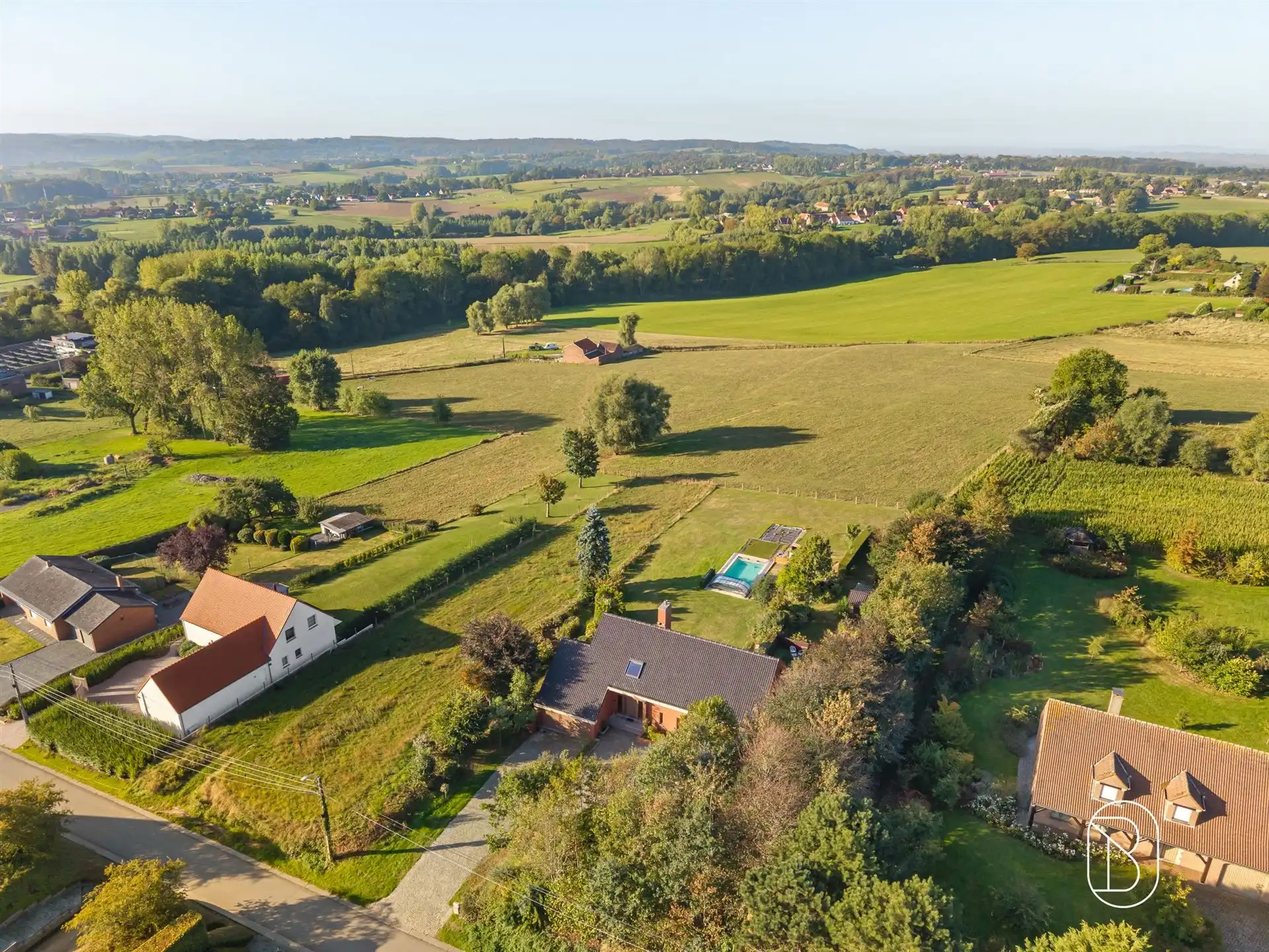 Hoofdfoto van de publicatie: Prachtig gelegen villa op 33 are met zwembad 