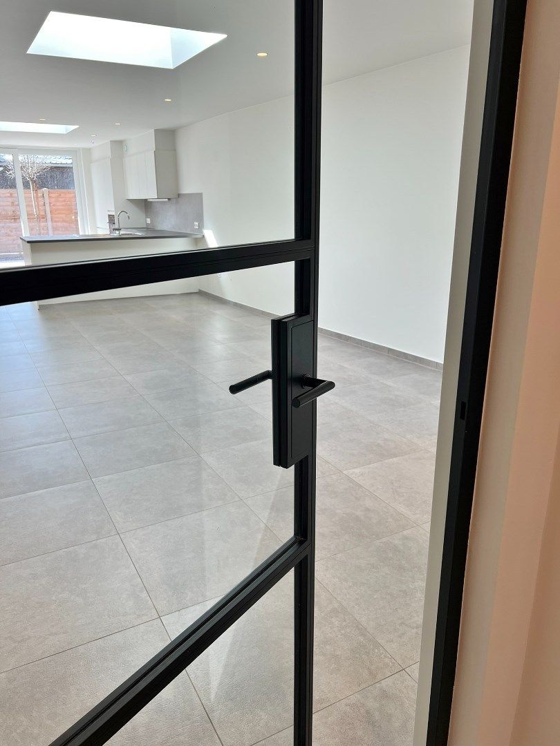 Gerenoveerde rijwoning met 3slaapkamers en zonnige koer.  foto 3