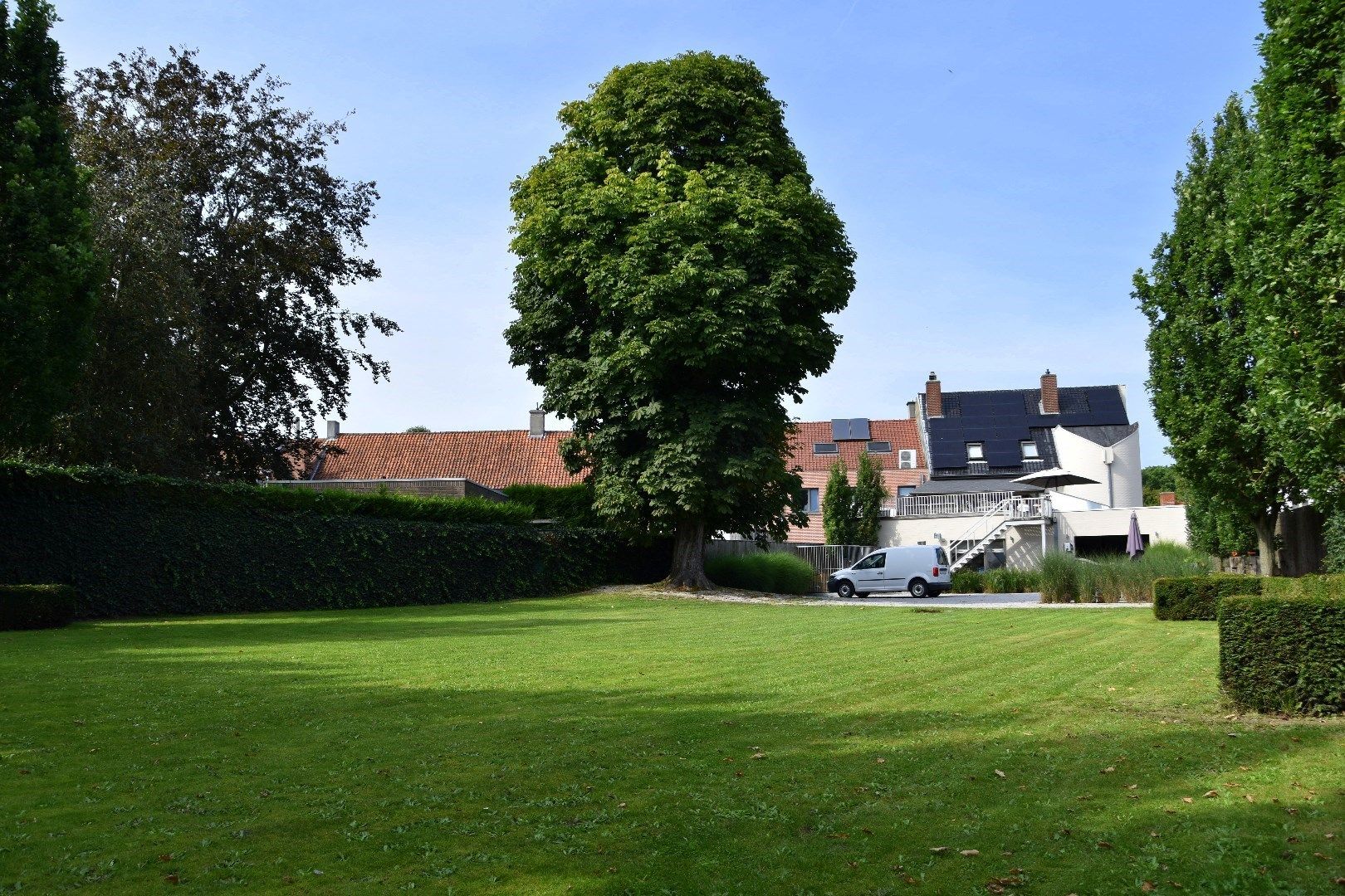 Unieke eigendom met 5 slaapkamers, groot terras én zonnige tuin in het centrum van Gullegem foto 18