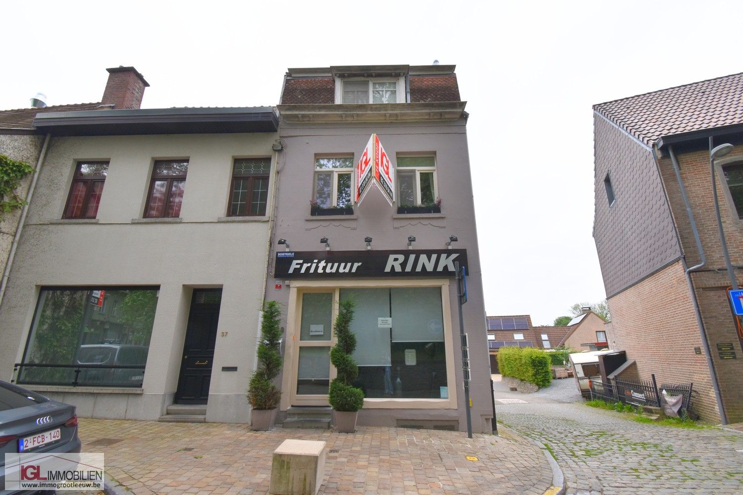 Handelspand met woonst te koop in centrum Sint-Pieters-Leeuw foto {{pictureIndex}}